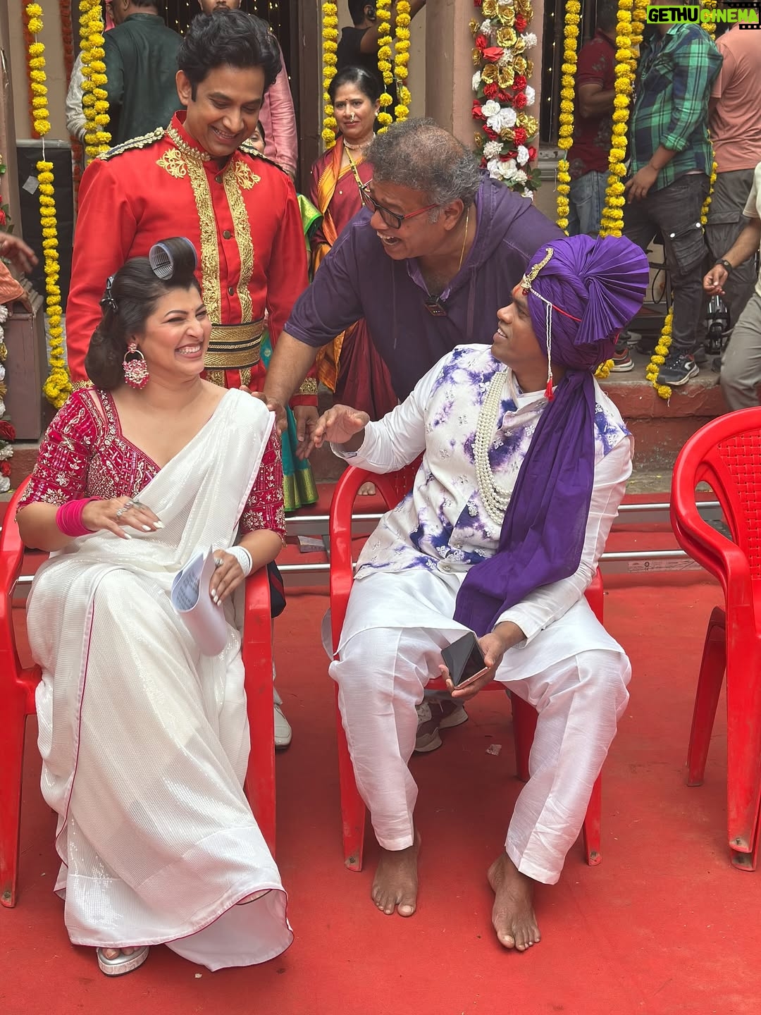 Tejaswini Pandit - 64.6K Likes - २०१७ ते आत्तापर्यंत….🧿
मी , UK , दादा आणि बंडोपंत ( सिद्धार्थ) 
आम्ही चौघेही एका क्षेत्रात काम करत होतो. 
एकमेकांना ओळखत होतो. पण जवळून नक्कीच नाही . 
YYP च्या निमित्ताने एकत्र आलो आणि कायमचे एकमेकांचे झालो. कारण काही जखमा दिसत नाहीत . जखमा होण्याच्यी कारणं वेगवेगळी असली तरी प्रत्येकजण आयुष्यात कुठेतरी किंवा कुणाकडून तरी दुखावले गेलो होतोच . आणि हाच आमच्यातला समानतेचा धागा होता. 
रोज मनातली घालमेल सुरू असताना आम्ही एक कॉमेडी चित्रपट करत होतो आणि म्हणूनच आमच्या चेहऱ्यावर काही काळ का असेना ,  परकाया प्रवेशातून का असेना ,किंवा त्या नवीन मित्रांना जाणून घेण्याच्या प्रक्रियेमुळे असो; हसू उमलत होतं. जुन्या गोष्टी, जुनी दुःखं मागे पडत होती.
ह्यातच आमच्या मैत्रीची वीण घट्ट बसत गेली. 
मग सेटवर होणाऱ्या वैयक्तिक चर्चा , दादर च्या barista मध्ये,orchid हॉटेल च्या midnight buffet च्या वेळी, hajiali च्या सिताफळ क्रीम चा घास घेत , तर कधी bademiya च्या समोर उभ्या केलेल्या गाडीच्या बोनेट वर होऊ लागल्या.
 भेटी वाढत गेल्या. आधी काम, मग टाईमपास पासून सुरू झालेला हा प्रवास आज चूकलो तर एकमेकांचे कान धरण्यापर्यंत कधी आला कळलच नाही . 
किंबहुना 8 वर्षांनी आज मागे वळून पाहताना जाणवलं ते फक्त वय वाढलंय आणि शरीर थोडं (shape/size) बदललंय ,
बाकी गेल्या 8 वर्षात चित्रपटाचं नावंही बदललं नाही (YYP3) आणि आमचं भक्कम नातं ही 😜
हां आता जखमा तेवढ्या सुगंधी झाल्यात !!!
तर प्रेक्षकहो, 
आज पासून येरे येरे पैसा ३ हा आमच्या मैत्रीचा सिनेमा तुमच्या स्वाधीन करत आहोत. आणि आमच्या केंद्रबिंदू ( संजय दादा) चा आज वाढदिवस आहे. त्याला आमच्या तिघांकडून प्रेम, शुभेच्छा आणि बरंच काही. 
अरे अभी तो पार्टी शुरू हुई है ! 
तेवढं प्रेक्षक मित्र म्हणून तुम्ही पण पाठीवर शाबासकी द्यायला चित्रपटगृहात नक्की याल अशी आशा, अपेक्षा! 

बाप्पा मोरया ! 
स्वामी ॐ !