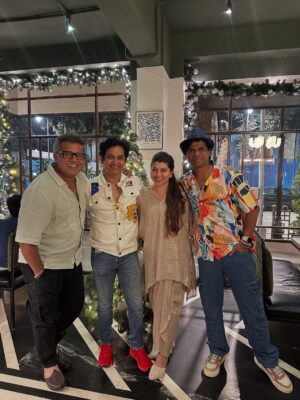 Tejaswini Pandit Instagram - २०१७ ते आत्तापर्यंत….🧿
मी , UK , दादा आणि बंडोपंत ( सिद्धार्थ) 
आम्ही चौघेही एका क्षेत्रात काम करत होतो. 
एकमेकांना ओळखत होतो. पण जवळून नक्कीच नाही . 
YYP च्या निमित्ताने एकत्र आलो आणि कायमचे एकमेकांचे झालो. कारण काही जखमा दिसत नाहीत . जखमा होण्याच्यी कारणं वेगवेगळी असली तरी प्रत्येकजण आयुष्यात कुठेतरी किंवा कुणाकडून तरी दुखावले गेलो होतोच . आणि हाच आमच्यातला समानतेचा धागा होता. 
रोज मनातली घालमेल सुरू असताना आम्ही एक कॉमेडी चित्रपट करत होतो आणि म्हणूनच आमच्या चेहऱ्यावर काही काळ का असेना ,  परकाया प्रवेशातून का असेना ,किंवा त्या नवीन मित्रांना जाणून घेण्याच्या प्रक्रियेमुळे असो; हसू उमलत होतं. जुन्या गोष्टी, जुनी दुःखं मागे पडत होती.
ह्यातच आमच्या मैत्रीची वीण घट्ट बसत गेली. 
मग सेटवर होणाऱ्या वैयक्तिक चर्चा , दादर च्या barista मध्ये,orchid हॉटेल च्या midnight buffet च्या वेळी, hajiali च्या सिताफळ क्रीम चा घास घेत , तर कधी bademiya च्या समोर उभ्या केलेल्या गाडीच्या बोनेट वर होऊ लागल्या.
 भेटी वाढत गेल्या. आधी काम, मग टाईमपास पासून सुरू झालेला हा प्रवास आज चूकलो तर एकमेकांचे कान धरण्यापर्यंत कधी आला कळलच नाही . 
किंबहुना 8 वर्षांनी आज मागे वळून पाहताना जाणवलं ते फक्त वय वाढलंय आणि शरीर थोडं (shape/size) बदललंय ,
बाकी गेल्या 8 वर्षात चित्रपटाचं नावंही बदललं नाही (YYP3) आणि आमचं भक्कम नातं ही 😜
हां आता जखमा तेवढ्या सुगंधी झाल्यात !!!
तर प्रेक्षकहो, 
आज पासून येरे येरे पैसा ३ हा आमच्या मैत्रीचा सिनेमा तुमच्या स्वाधीन करत आहोत. आणि आमच्या केंद्रबिंदू ( संजय दादा) चा आज वाढदिवस आहे. त्याला आमच्या तिघांकडून प्रेम, शुभेच्छा आणि बरंच काही. 
अरे अभी तो पार्टी शुरू हुई है ! 
तेवढं प्रेक्षक मित्र म्हणून तुम्ही पण पाठीवर शाबासकी द्यायला चित्रपटगृहात नक्की याल अशी आशा, अपेक्षा! 

बाप्पा मोरया ! 
स्वामी ॐ !