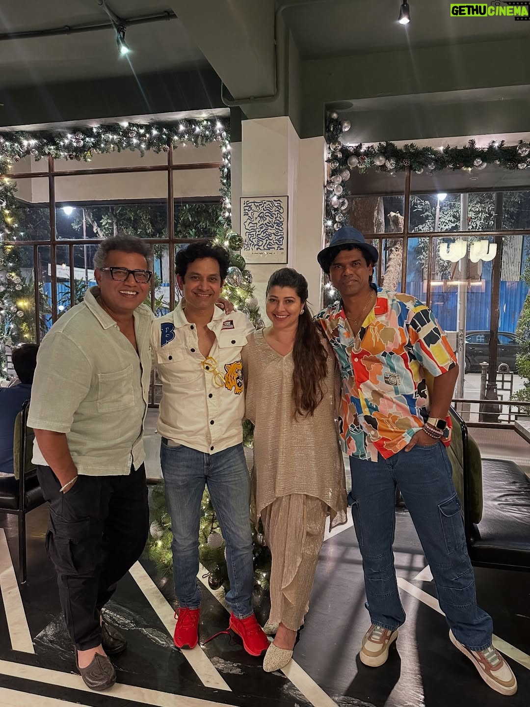 Tejaswini Pandit - 64.6K Likes - २०१७ ते आत्तापर्यंत….🧿
मी , UK , दादा आणि बंडोपंत ( सिद्धार्थ) 
आम्ही चौघेही एका क्षेत्रात काम करत होतो. 
एकमेकांना ओळखत होतो. पण जवळून नक्कीच नाही . 
YYP च्या निमित्ताने एकत्र आलो आणि कायमचे एकमेकांचे झालो. कारण काही जखमा दिसत नाहीत . जखमा होण्याच्यी कारणं वेगवेगळी असली तरी प्रत्येकजण आयुष्यात कुठेतरी किंवा कुणाकडून तरी दुखावले गेलो होतोच . आणि हाच आमच्यातला समानतेचा धागा होता. 
रोज मनातली घालमेल सुरू असताना आम्ही एक कॉमेडी चित्रपट करत होतो आणि म्हणूनच आमच्या चेहऱ्यावर काही काळ का असेना ,  परकाया प्रवेशातून का असेना ,किंवा त्या नवीन मित्रांना जाणून घेण्याच्या प्रक्रियेमुळे असो; हसू उमलत होतं. जुन्या गोष्टी, जुनी दुःखं मागे पडत होती.
ह्यातच आमच्या मैत्रीची वीण घट्ट बसत गेली. 
मग सेटवर होणाऱ्या वैयक्तिक चर्चा , दादर च्या barista मध्ये,orchid हॉटेल च्या midnight buffet च्या वेळी, hajiali च्या सिताफळ क्रीम चा घास घेत , तर कधी bademiya च्या समोर उभ्या केलेल्या गाडीच्या बोनेट वर होऊ लागल्या.
 भेटी वाढत गेल्या. आधी काम, मग टाईमपास पासून सुरू झालेला हा प्रवास आज चूकलो तर एकमेकांचे कान धरण्यापर्यंत कधी आला कळलच नाही . 
किंबहुना 8 वर्षांनी आज मागे वळून पाहताना जाणवलं ते फक्त वय वाढलंय आणि शरीर थोडं (shape/size) बदललंय ,
बाकी गेल्या 8 वर्षात चित्रपटाचं नावंही बदललं नाही (YYP3) आणि आमचं भक्कम नातं ही 😜
हां आता जखमा तेवढ्या सुगंधी झाल्यात !!!
तर प्रेक्षकहो, 
आज पासून येरे येरे पैसा ३ हा आमच्या मैत्रीचा सिनेमा तुमच्या स्वाधीन करत आहोत. आणि आमच्या केंद्रबिंदू ( संजय दादा) चा आज वाढदिवस आहे. त्याला आमच्या तिघांकडून प्रेम, शुभेच्छा आणि बरंच काही. 
अरे अभी तो पार्टी शुरू हुई है ! 
तेवढं प्रेक्षक मित्र म्हणून तुम्ही पण पाठीवर शाबासकी द्यायला चित्रपटगृहात नक्की याल अशी आशा, अपेक्षा! 

बाप्पा मोरया ! 
स्वामी ॐ !