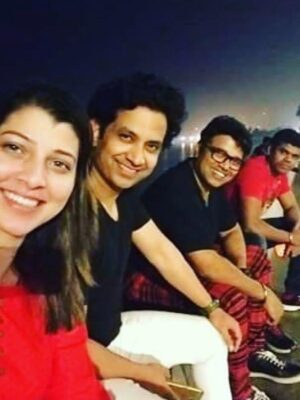 Tejaswini Pandit Instagram - २०१७ ते आत्तापर्यंत….🧿
मी , UK , दादा आणि बंडोपंत ( सिद्धार्थ) 
आम्ही चौघेही एका क्षेत्रात काम करत होतो. 
एकमेकांना ओळखत होतो. पण जवळून नक्कीच नाही . 
YYP च्या निमित्ताने एकत्र आलो आणि कायमचे एकमेकांचे झालो. कारण काही जखमा दिसत नाहीत . जखमा होण्याच्यी कारणं वेगवेगळी असली तरी प्रत्येकजण आयुष्यात कुठेतरी किंवा कुणाकडून तरी दुखावले गेलो होतोच . आणि हाच आमच्यातला समानतेचा धागा होता. 
रोज मनातली घालमेल सुरू असताना आम्ही एक कॉमेडी चित्रपट करत होतो आणि म्हणूनच आमच्या चेहऱ्यावर काही काळ का असेना ,  परकाया प्रवेशातून का असेना ,किंवा त्या नवीन मित्रांना जाणून घेण्याच्या प्रक्रियेमुळे असो; हसू उमलत होतं. जुन्या गोष्टी, जुनी दुःखं मागे पडत होती.
ह्यातच आमच्या मैत्रीची वीण घट्ट बसत गेली. 
मग सेटवर होणाऱ्या वैयक्तिक चर्चा , दादर च्या barista मध्ये,orchid हॉटेल च्या midnight buffet च्या वेळी, hajiali च्या सिताफळ क्रीम चा घास घेत , तर कधी bademiya च्या समोर उभ्या केलेल्या गाडीच्या बोनेट वर होऊ लागल्या.
 भेटी वाढत गेल्या. आधी काम, मग टाईमपास पासून सुरू झालेला हा प्रवास आज चूकलो तर एकमेकांचे कान धरण्यापर्यंत कधी आला कळलच नाही . 
किंबहुना 8 वर्षांनी आज मागे वळून पाहताना जाणवलं ते फक्त वय वाढलंय आणि शरीर थोडं (shape/size) बदललंय ,
बाकी गेल्या 8 वर्षात चित्रपटाचं नावंही बदललं नाही (YYP3) आणि आमचं भक्कम नातं ही 😜
हां आता जखमा तेवढ्या सुगंधी झाल्यात !!!
तर प्रेक्षकहो, 
आज पासून येरे येरे पैसा ३ हा आमच्या मैत्रीचा सिनेमा तुमच्या स्वाधीन करत आहोत. आणि आमच्या केंद्रबिंदू ( संजय दादा) चा आज वाढदिवस आहे. त्याला आमच्या तिघांकडून प्रेम, शुभेच्छा आणि बरंच काही. 
अरे अभी तो पार्टी शुरू हुई है ! 
तेवढं प्रेक्षक मित्र म्हणून तुम्ही पण पाठीवर शाबासकी द्यायला चित्रपटगृहात नक्की याल अशी आशा, अपेक्षा! 

बाप्पा मोरया ! 
स्वामी ॐ !