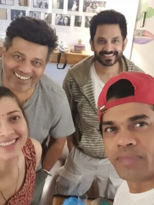 Tejaswini Pandit Instagram - २०१७ ते आत्तापर्यंत….🧿
मी , UK , दादा आणि बंडोपंत ( सिद्धार्थ) 
आम्ही चौघेही एका क्षेत्रात काम करत होतो. 
एकमेकांना ओळखत होतो. पण जवळून नक्कीच नाही . 
YYP च्या निमित्ताने एकत्र आलो आणि कायमचे एकमेकांचे झालो. कारण काही जखमा दिसत नाहीत . जखमा होण्याच्यी कारणं वेगवेगळी असली तरी प्रत्येकजण आयुष्यात कुठेतरी किंवा कुणाकडून तरी दुखावले गेलो होतोच . आणि हाच आमच्यातला समानतेचा धागा होता. 
रोज मनातली घालमेल सुरू असताना आम्ही एक कॉमेडी चित्रपट करत होतो आणि म्हणूनच आमच्या चेहऱ्यावर काही काळ का असेना ,  परकाया प्रवेशातून का असेना ,किंवा त्या नवीन मित्रांना जाणून घेण्याच्या प्रक्रियेमुळे असो; हसू उमलत होतं. जुन्या गोष्टी, जुनी दुःखं मागे पडत होती.
ह्यातच आमच्या मैत्रीची वीण घट्ट बसत गेली. 
मग सेटवर होणाऱ्या वैयक्तिक चर्चा , दादर च्या barista मध्ये,orchid हॉटेल च्या midnight buffet च्या वेळी, hajiali च्या सिताफळ क्रीम चा घास घेत , तर कधी bademiya च्या समोर उभ्या केलेल्या गाडीच्या बोनेट वर होऊ लागल्या.
 भेटी वाढत गेल्या. आधी काम, मग टाईमपास पासून सुरू झालेला हा प्रवास आज चूकलो तर एकमेकांचे कान धरण्यापर्यंत कधी आला कळलच नाही . 
किंबहुना 8 वर्षांनी आज मागे वळून पाहताना जाणवलं ते फक्त वय वाढलंय आणि शरीर थोडं (shape/size) बदललंय ,
बाकी गेल्या 8 वर्षात चित्रपटाचं नावंही बदललं नाही (YYP3) आणि आमचं भक्कम नातं ही 😜
हां आता जखमा तेवढ्या सुगंधी झाल्यात !!!
तर प्रेक्षकहो, 
आज पासून येरे येरे पैसा ३ हा आमच्या मैत्रीचा सिनेमा तुमच्या स्वाधीन करत आहोत. आणि आमच्या केंद्रबिंदू ( संजय दादा) चा आज वाढदिवस आहे. त्याला आमच्या तिघांकडून प्रेम, शुभेच्छा आणि बरंच काही. 
अरे अभी तो पार्टी शुरू हुई है ! 
तेवढं प्रेक्षक मित्र म्हणून तुम्ही पण पाठीवर शाबासकी द्यायला चित्रपटगृहात नक्की याल अशी आशा, अपेक्षा! 

बाप्पा मोरया ! 
स्वामी ॐ !