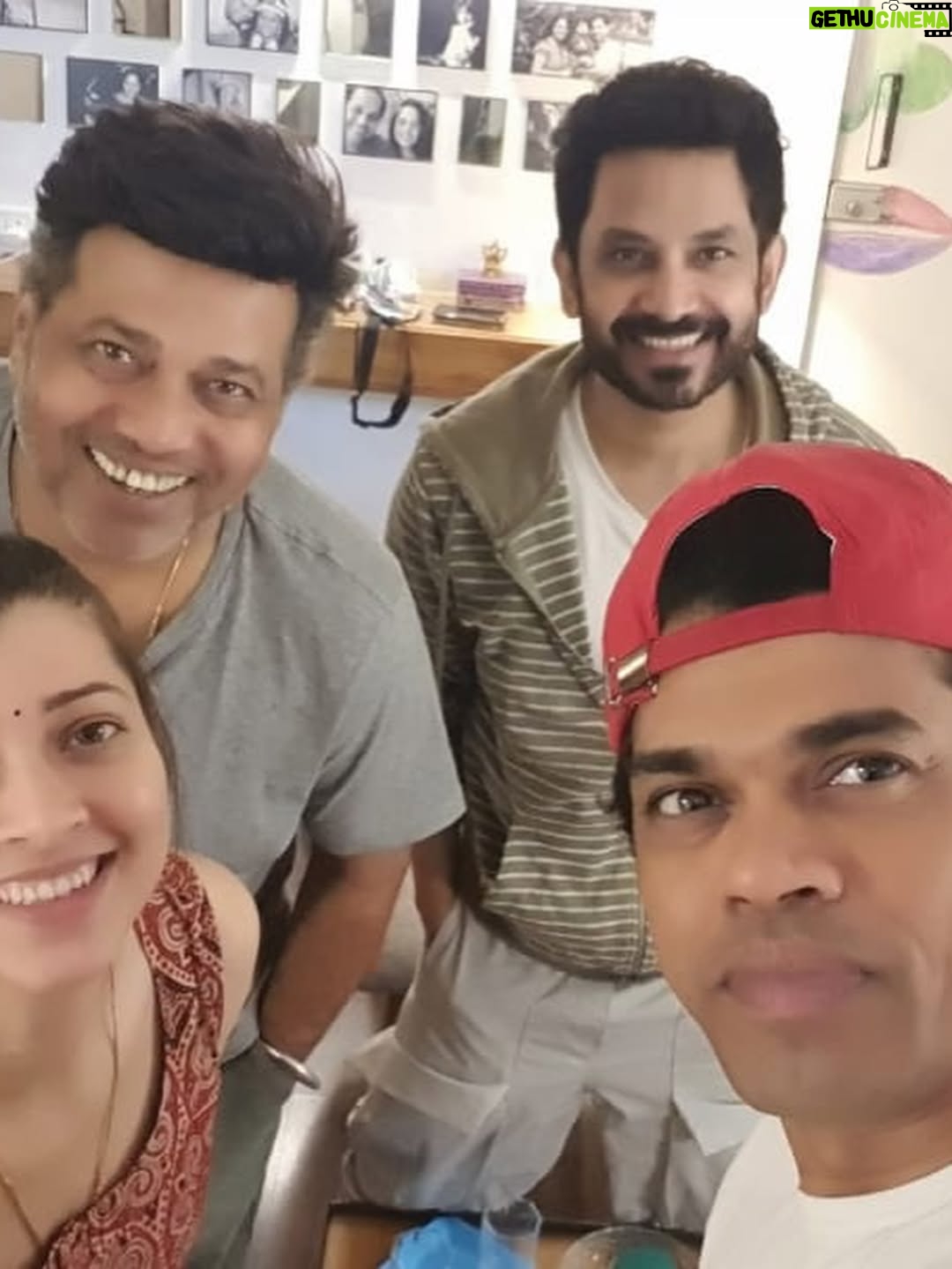 Tejaswini Pandit - 64.6K Likes - २०१७ ते आत्तापर्यंत….🧿
मी , UK , दादा आणि बंडोपंत ( सिद्धार्थ) 
आम्ही चौघेही एका क्षेत्रात काम करत होतो. 
एकमेकांना ओळखत होतो. पण जवळून नक्कीच नाही . 
YYP च्या निमित्ताने एकत्र आलो आणि कायमचे एकमेकांचे झालो. कारण काही जखमा दिसत नाहीत . जखमा होण्याच्यी कारणं वेगवेगळी असली तरी प्रत्येकजण आयुष्यात कुठेतरी किंवा कुणाकडून तरी दुखावले गेलो होतोच . आणि हाच आमच्यातला समानतेचा धागा होता. 
रोज मनातली घालमेल सुरू असताना आम्ही एक कॉमेडी चित्रपट करत होतो आणि म्हणूनच आमच्या चेहऱ्यावर काही काळ का असेना ,  परकाया प्रवेशातून का असेना ,किंवा त्या नवीन मित्रांना जाणून घेण्याच्या प्रक्रियेमुळे असो; हसू उमलत होतं. जुन्या गोष्टी, जुनी दुःखं मागे पडत होती.
ह्यातच आमच्या मैत्रीची वीण घट्ट बसत गेली. 
मग सेटवर होणाऱ्या वैयक्तिक चर्चा , दादर च्या barista मध्ये,orchid हॉटेल च्या midnight buffet च्या वेळी, hajiali च्या सिताफळ क्रीम चा घास घेत , तर कधी bademiya च्या समोर उभ्या केलेल्या गाडीच्या बोनेट वर होऊ लागल्या.
 भेटी वाढत गेल्या. आधी काम, मग टाईमपास पासून सुरू झालेला हा प्रवास आज चूकलो तर एकमेकांचे कान धरण्यापर्यंत कधी आला कळलच नाही . 
किंबहुना 8 वर्षांनी आज मागे वळून पाहताना जाणवलं ते फक्त वय वाढलंय आणि शरीर थोडं (shape/size) बदललंय ,
बाकी गेल्या 8 वर्षात चित्रपटाचं नावंही बदललं नाही (YYP3) आणि आमचं भक्कम नातं ही 😜
हां आता जखमा तेवढ्या सुगंधी झाल्यात !!!
तर प्रेक्षकहो, 
आज पासून येरे येरे पैसा ३ हा आमच्या मैत्रीचा सिनेमा तुमच्या स्वाधीन करत आहोत. आणि आमच्या केंद्रबिंदू ( संजय दादा) चा आज वाढदिवस आहे. त्याला आमच्या तिघांकडून प्रेम, शुभेच्छा आणि बरंच काही. 
अरे अभी तो पार्टी शुरू हुई है ! 
तेवढं प्रेक्षक मित्र म्हणून तुम्ही पण पाठीवर शाबासकी द्यायला चित्रपटगृहात नक्की याल अशी आशा, अपेक्षा! 

बाप्पा मोरया ! 
स्वामी ॐ !