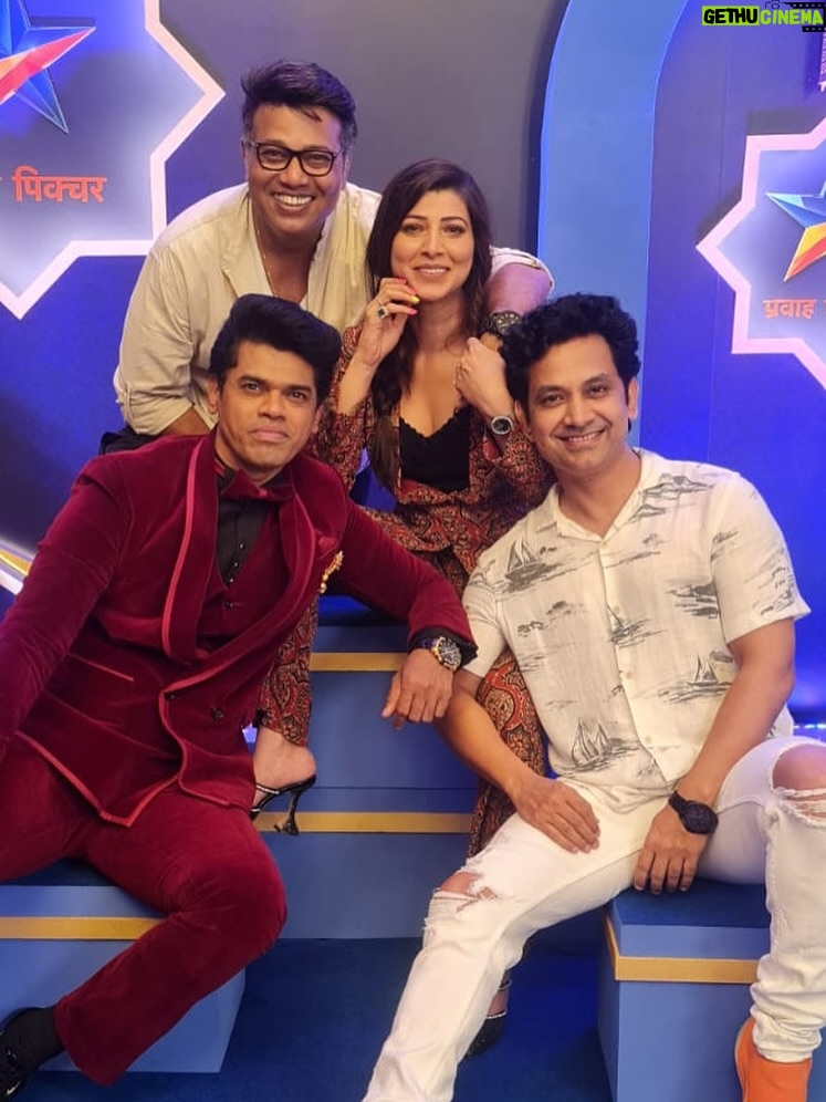 Tejaswini Pandit - 64.6K Likes - २०१७ ते आत्तापर्यंत….🧿
मी , UK , दादा आणि बंडोपंत ( सिद्धार्थ) 
आम्ही चौघेही एका क्षेत्रात काम करत होतो. 
एकमेकांना ओळखत होतो. पण जवळून नक्कीच नाही . 
YYP च्या निमित्ताने एकत्र आलो आणि कायमचे एकमेकांचे झालो. कारण काही जखमा दिसत नाहीत . जखमा होण्याच्यी कारणं वेगवेगळी असली तरी प्रत्येकजण आयुष्यात कुठेतरी किंवा कुणाकडून तरी दुखावले गेलो होतोच . आणि हाच आमच्यातला समानतेचा धागा होता. 
रोज मनातली घालमेल सुरू असताना आम्ही एक कॉमेडी चित्रपट करत होतो आणि म्हणूनच आमच्या चेहऱ्यावर काही काळ का असेना ,  परकाया प्रवेशातून का असेना ,किंवा त्या नवीन मित्रांना जाणून घेण्याच्या प्रक्रियेमुळे असो; हसू उमलत होतं. जुन्या गोष्टी, जुनी दुःखं मागे पडत होती.
ह्यातच आमच्या मैत्रीची वीण घट्ट बसत गेली. 
मग सेटवर होणाऱ्या वैयक्तिक चर्चा , दादर च्या barista मध्ये,orchid हॉटेल च्या midnight buffet च्या वेळी, hajiali च्या सिताफळ क्रीम चा घास घेत , तर कधी bademiya च्या समोर उभ्या केलेल्या गाडीच्या बोनेट वर होऊ लागल्या.
 भेटी वाढत गेल्या. आधी काम, मग टाईमपास पासून सुरू झालेला हा प्रवास आज चूकलो तर एकमेकांचे कान धरण्यापर्यंत कधी आला कळलच नाही . 
किंबहुना 8 वर्षांनी आज मागे वळून पाहताना जाणवलं ते फक्त वय वाढलंय आणि शरीर थोडं (shape/size) बदललंय ,
बाकी गेल्या 8 वर्षात चित्रपटाचं नावंही बदललं नाही (YYP3) आणि आमचं भक्कम नातं ही 😜
हां आता जखमा तेवढ्या सुगंधी झाल्यात !!!
तर प्रेक्षकहो, 
आज पासून येरे येरे पैसा ३ हा आमच्या मैत्रीचा सिनेमा तुमच्या स्वाधीन करत आहोत. आणि आमच्या केंद्रबिंदू ( संजय दादा) चा आज वाढदिवस आहे. त्याला आमच्या तिघांकडून प्रेम, शुभेच्छा आणि बरंच काही. 
अरे अभी तो पार्टी शुरू हुई है ! 
तेवढं प्रेक्षक मित्र म्हणून तुम्ही पण पाठीवर शाबासकी द्यायला चित्रपटगृहात नक्की याल अशी आशा, अपेक्षा! 

बाप्पा मोरया ! 
स्वामी ॐ !