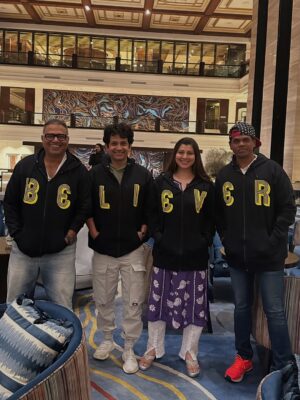 Tejaswini Pandit Instagram - २०१७ ते आत्तापर्यंत….🧿
मी , UK , दादा आणि बंडोपंत ( सिद्धार्थ) 
आम्ही चौघेही एका क्षेत्रात काम करत होतो. 
एकमेकांना ओळखत होतो. पण जवळून नक्कीच नाही . 
YYP च्या निमित्ताने एकत्र आलो आणि कायमचे एकमेकांचे झालो. कारण काही जखमा दिसत नाहीत . जखमा होण्याच्यी कारणं वेगवेगळी असली तरी प्रत्येकजण आयुष्यात कुठेतरी किंवा कुणाकडून तरी दुखावले गेलो होतोच . आणि हाच आमच्यातला समानतेचा धागा होता. 
रोज मनातली घालमेल सुरू असताना आम्ही एक कॉमेडी चित्रपट करत होतो आणि म्हणूनच आमच्या चेहऱ्यावर काही काळ का असेना ,  परकाया प्रवेशातून का असेना ,किंवा त्या नवीन मित्रांना जाणून घेण्याच्या प्रक्रियेमुळे असो; हसू उमलत होतं. जुन्या गोष्टी, जुनी दुःखं मागे पडत होती.
ह्यातच आमच्या मैत्रीची वीण घट्ट बसत गेली. 
मग सेटवर होणाऱ्या वैयक्तिक चर्चा , दादर च्या barista मध्ये,orchid हॉटेल च्या midnight buffet च्या वेळी, hajiali च्या सिताफळ क्रीम चा घास घेत , तर कधी bademiya च्या समोर उभ्या केलेल्या गाडीच्या बोनेट वर होऊ लागल्या.
 भेटी वाढत गेल्या. आधी काम, मग टाईमपास पासून सुरू झालेला हा प्रवास आज चूकलो तर एकमेकांचे कान धरण्यापर्यंत कधी आला कळलच नाही . 
किंबहुना 8 वर्षांनी आज मागे वळून पाहताना जाणवलं ते फक्त वय वाढलंय आणि शरीर थोडं (shape/size) बदललंय ,
बाकी गेल्या 8 वर्षात चित्रपटाचं नावंही बदललं नाही (YYP3) आणि आमचं भक्कम नातं ही 😜
हां आता जखमा तेवढ्या सुगंधी झाल्यात !!!
तर प्रेक्षकहो, 
आज पासून येरे येरे पैसा ३ हा आमच्या मैत्रीचा सिनेमा तुमच्या स्वाधीन करत आहोत. आणि आमच्या केंद्रबिंदू ( संजय दादा) चा आज वाढदिवस आहे. त्याला आमच्या तिघांकडून प्रेम, शुभेच्छा आणि बरंच काही. 
अरे अभी तो पार्टी शुरू हुई है ! 
तेवढं प्रेक्षक मित्र म्हणून तुम्ही पण पाठीवर शाबासकी द्यायला चित्रपटगृहात नक्की याल अशी आशा, अपेक्षा! 

बाप्पा मोरया ! 
स्वामी ॐ !