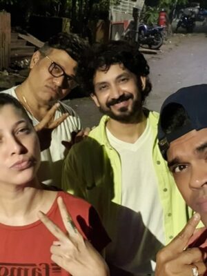 Tejaswini Pandit Instagram - २०१७ ते आत्तापर्यंत….🧿
मी , UK , दादा आणि बंडोपंत ( सिद्धार्थ) 
आम्ही चौघेही एका क्षेत्रात काम करत होतो. 
एकमेकांना ओळखत होतो. पण जवळून नक्कीच नाही . 
YYP च्या निमित्ताने एकत्र आलो आणि कायमचे एकमेकांचे झालो. कारण काही जखमा दिसत नाहीत . जखमा होण्याच्यी कारणं वेगवेगळी असली तरी प्रत्येकजण आयुष्यात कुठेतरी किंवा कुणाकडून तरी दुखावले गेलो होतोच . आणि हाच आमच्यातला समानतेचा धागा होता. 
रोज मनातली घालमेल सुरू असताना आम्ही एक कॉमेडी चित्रपट करत होतो आणि म्हणूनच आमच्या चेहऱ्यावर काही काळ का असेना ,  परकाया प्रवेशातून का असेना ,किंवा त्या नवीन मित्रांना जाणून घेण्याच्या प्रक्रियेमुळे असो; हसू उमलत होतं. जुन्या गोष्टी, जुनी दुःखं मागे पडत होती.
ह्यातच आमच्या मैत्रीची वीण घट्ट बसत गेली. 
मग सेटवर होणाऱ्या वैयक्तिक चर्चा , दादर च्या barista मध्ये,orchid हॉटेल च्या midnight buffet च्या वेळी, hajiali च्या सिताफळ क्रीम चा घास घेत , तर कधी bademiya च्या समोर उभ्या केलेल्या गाडीच्या बोनेट वर होऊ लागल्या.
 भेटी वाढत गेल्या. आधी काम, मग टाईमपास पासून सुरू झालेला हा प्रवास आज चूकलो तर एकमेकांचे कान धरण्यापर्यंत कधी आला कळलच नाही . 
किंबहुना 8 वर्षांनी आज मागे वळून पाहताना जाणवलं ते फक्त वय वाढलंय आणि शरीर थोडं (shape/size) बदललंय ,
बाकी गेल्या 8 वर्षात चित्रपटाचं नावंही बदललं नाही (YYP3) आणि आमचं भक्कम नातं ही 😜
हां आता जखमा तेवढ्या सुगंधी झाल्यात !!!
तर प्रेक्षकहो, 
आज पासून येरे येरे पैसा ३ हा आमच्या मैत्रीचा सिनेमा तुमच्या स्वाधीन करत आहोत. आणि आमच्या केंद्रबिंदू ( संजय दादा) चा आज वाढदिवस आहे. त्याला आमच्या तिघांकडून प्रेम, शुभेच्छा आणि बरंच काही. 
अरे अभी तो पार्टी शुरू हुई है ! 
तेवढं प्रेक्षक मित्र म्हणून तुम्ही पण पाठीवर शाबासकी द्यायला चित्रपटगृहात नक्की याल अशी आशा, अपेक्षा! 

बाप्पा मोरया ! 
स्वामी ॐ !