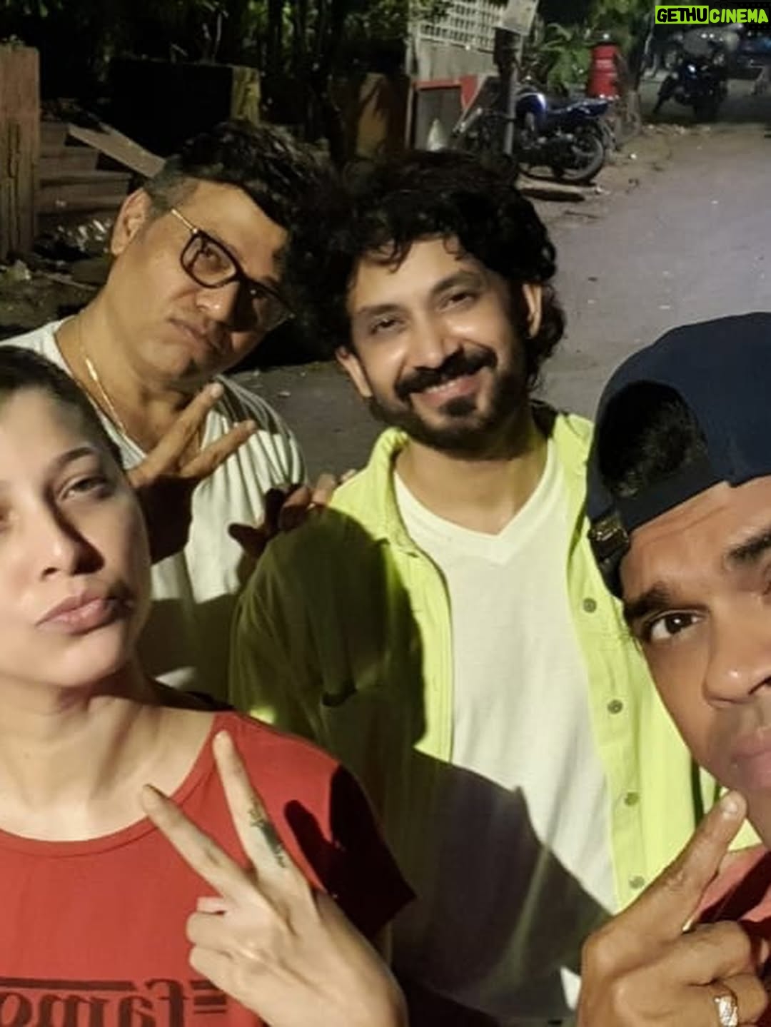 Tejaswini Pandit - 64.6K Likes - २०१७ ते आत्तापर्यंत….🧿
मी , UK , दादा आणि बंडोपंत ( सिद्धार्थ) 
आम्ही चौघेही एका क्षेत्रात काम करत होतो. 
एकमेकांना ओळखत होतो. पण जवळून नक्कीच नाही . 
YYP च्या निमित्ताने एकत्र आलो आणि कायमचे एकमेकांचे झालो. कारण काही जखमा दिसत नाहीत . जखमा होण्याच्यी कारणं वेगवेगळी असली तरी प्रत्येकजण आयुष्यात कुठेतरी किंवा कुणाकडून तरी दुखावले गेलो होतोच . आणि हाच आमच्यातला समानतेचा धागा होता. 
रोज मनातली घालमेल सुरू असताना आम्ही एक कॉमेडी चित्रपट करत होतो आणि म्हणूनच आमच्या चेहऱ्यावर काही काळ का असेना ,  परकाया प्रवेशातून का असेना ,किंवा त्या नवीन मित्रांना जाणून घेण्याच्या प्रक्रियेमुळे असो; हसू उमलत होतं. जुन्या गोष्टी, जुनी दुःखं मागे पडत होती.
ह्यातच आमच्या मैत्रीची वीण घट्ट बसत गेली. 
मग सेटवर होणाऱ्या वैयक्तिक चर्चा , दादर च्या barista मध्ये,orchid हॉटेल च्या midnight buffet च्या वेळी, hajiali च्या सिताफळ क्रीम चा घास घेत , तर कधी bademiya च्या समोर उभ्या केलेल्या गाडीच्या बोनेट वर होऊ लागल्या.
 भेटी वाढत गेल्या. आधी काम, मग टाईमपास पासून सुरू झालेला हा प्रवास आज चूकलो तर एकमेकांचे कान धरण्यापर्यंत कधी आला कळलच नाही . 
किंबहुना 8 वर्षांनी आज मागे वळून पाहताना जाणवलं ते फक्त वय वाढलंय आणि शरीर थोडं (shape/size) बदललंय ,
बाकी गेल्या 8 वर्षात चित्रपटाचं नावंही बदललं नाही (YYP3) आणि आमचं भक्कम नातं ही 😜
हां आता जखमा तेवढ्या सुगंधी झाल्यात !!!
तर प्रेक्षकहो, 
आज पासून येरे येरे पैसा ३ हा आमच्या मैत्रीचा सिनेमा तुमच्या स्वाधीन करत आहोत. आणि आमच्या केंद्रबिंदू ( संजय दादा) चा आज वाढदिवस आहे. त्याला आमच्या तिघांकडून प्रेम, शुभेच्छा आणि बरंच काही. 
अरे अभी तो पार्टी शुरू हुई है ! 
तेवढं प्रेक्षक मित्र म्हणून तुम्ही पण पाठीवर शाबासकी द्यायला चित्रपटगृहात नक्की याल अशी आशा, अपेक्षा! 

बाप्पा मोरया ! 
स्वामी ॐ !