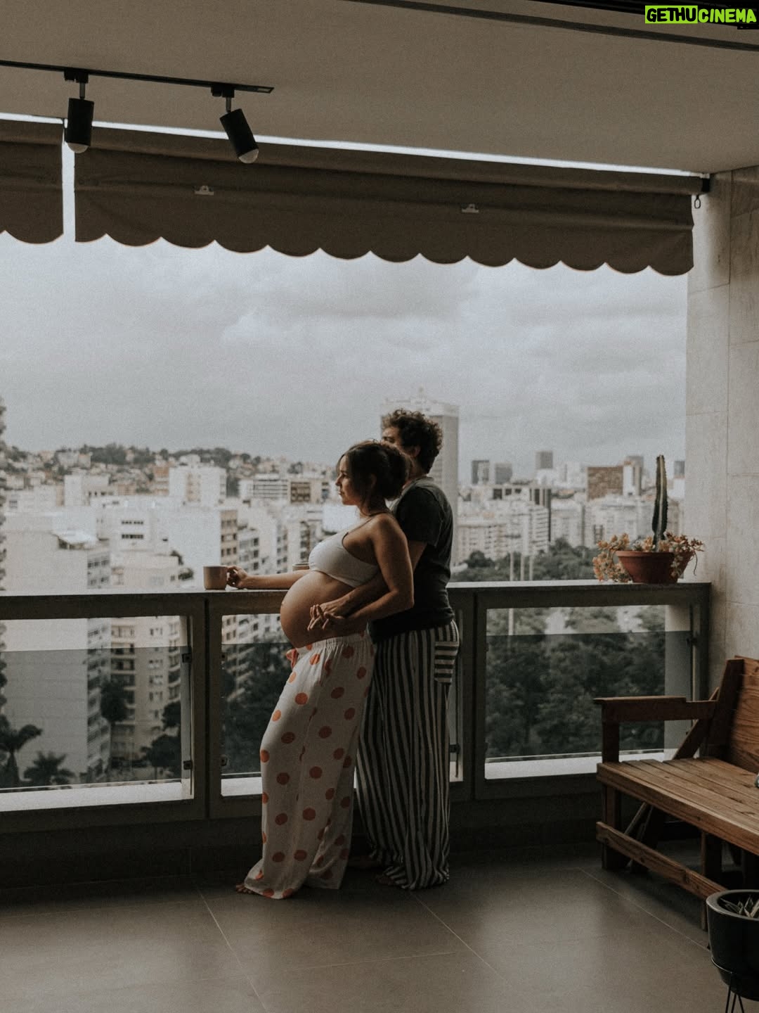 Thati Lopes - 25.9K Likes - Mais um clássico! Ensaio gestante! 
Últimos momentos de Elisa nessa barriga! 
📸 @joyblancfotografia