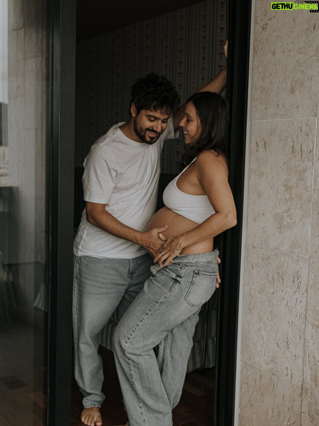 Thati Lopes - 25.9K Likes - Mais um clássico! Ensaio gestante! 
Últimos momentos de Elisa nessa barriga! 
📸 @joyblancfotografia