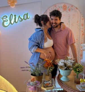 Thati Lopes Instagram - Celebramos a chegada da Elisa com amor e beleza! 
Que maravilha poder contar com a decoração e as comidas incríveis da @bigday.rio !!! Foi tudo lindo, mágico, especial como o nosso momento merece! Amamos!!! Vem Elisa!