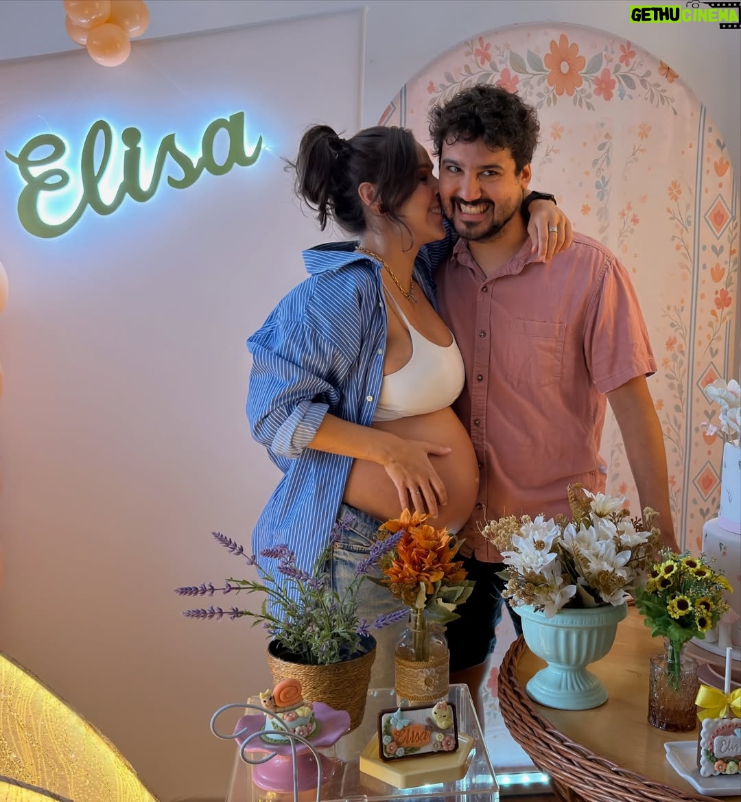 Thati Lopes - 21K Likes - Celebramos a chegada da Elisa com amor e beleza! 
Que maravilha poder contar com a decoração e as comidas incríveis da @bigday.rio !!! Foi tudo lindo, mágico, especial como o nosso momento merece! Amamos!!! Vem Elisa!