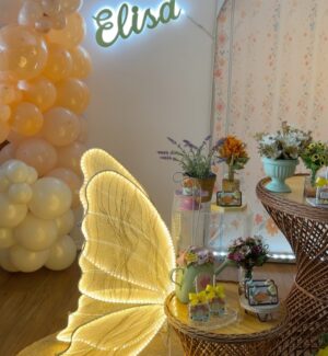Thati Lopes Instagram - Celebramos a chegada da Elisa com amor e beleza! 
Que maravilha poder contar com a decoração e as comidas incríveis da @bigday.rio !!! Foi tudo lindo, mágico, especial como o nosso momento merece! Amamos!!! Vem Elisa!