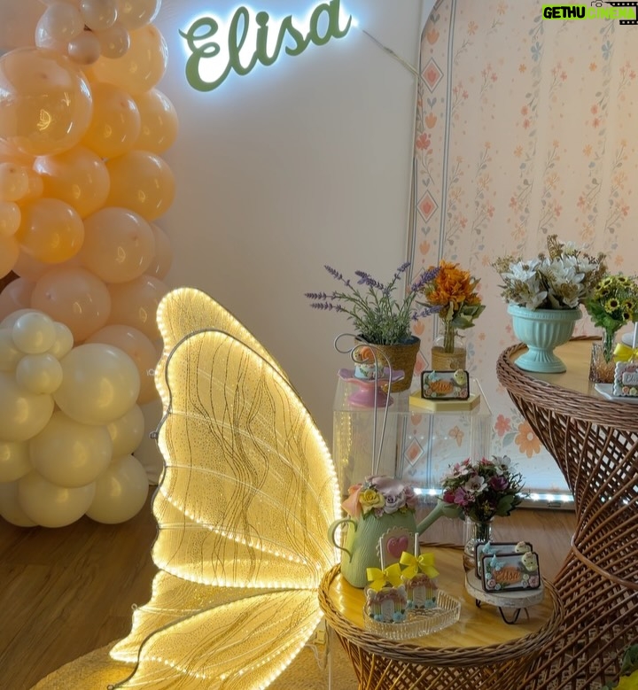 Thati Lopes - 21K Likes - Celebramos a chegada da Elisa com amor e beleza! 
Que maravilha poder contar com a decoração e as comidas incríveis da @bigday.rio !!! Foi tudo lindo, mágico, especial como o nosso momento merece! Amamos!!! Vem Elisa!