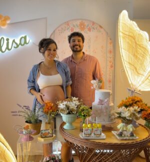 Thati Lopes Instagram - Celebramos a chegada da Elisa com amor e beleza! 
Que maravilha poder contar com a decoração e as comidas incríveis da @bigday.rio !!! Foi tudo lindo, mágico, especial como o nosso momento merece! Amamos!!! Vem Elisa!