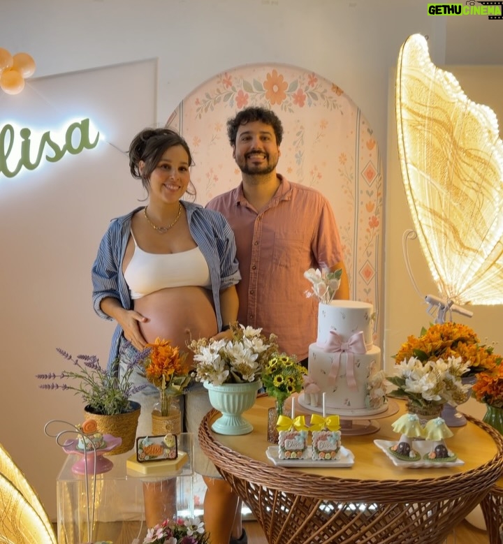 Thati Lopes - 21K Likes - Celebramos a chegada da Elisa com amor e beleza! 
Que maravilha poder contar com a decoração e as comidas incríveis da @bigday.rio !!! Foi tudo lindo, mágico, especial como o nosso momento merece! Amamos!!! Vem Elisa!