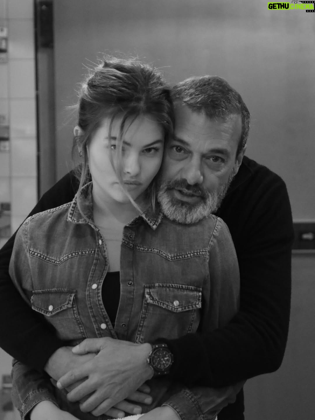 Thylane Blondeau - 113.9K Likes - Mon Gégé 
Si tu savais à quel point tu nous manques déjà… On est tellement malheureux sans toi.
Tu as une place tellement importante dans mon cœur, dans ma vie. Je suis tellement reconnaissante pour tout ce que tu m’as appris, pour tout ce que tu as fait pour ma maman, mon petit frère et moi. La vie sans toi ne sera plus jamais pareille.

Tu t’es battu comme un véritable guerrier, on est si fiers de toi, tu es un miracle, mon Gégé.

Tu vas tellement me manquer, mon partenaire de guitare… Mais je sais que désormais, chaque fois que je jouerai, tu seras là, tout près de moi.
Je sais aussi à quel point tu étais fier de ma nouvelle marque. Je te promets que je vais me donner à fond, encore plus qu’avant, pour te rendre toujours plus fier.
merci d'avoir toujours eu confiance en moi, tu m’as toujours poussée, encouragée, aimée, et jamais je n’oublierai ça. 

Et comme je te l’ai dit hier, je te promets que je vais prendre soin de maman et de mon petit frère . ❤️
Mon beau père d'amour 
Je t’aime tellement fort, pour toujours.