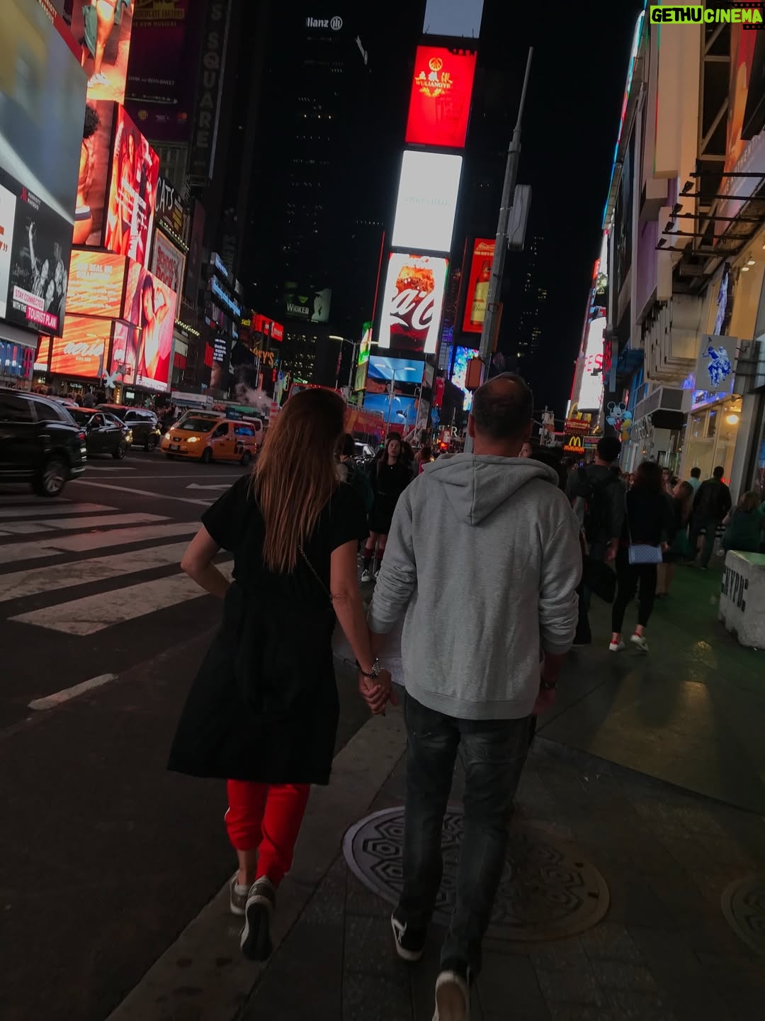 Thylane Blondeau - 113.9K Likes - Mon Gégé 
Si tu savais à quel point tu nous manques déjà… On est tellement malheureux sans toi.
Tu as une place tellement importante dans mon cœur, dans ma vie. Je suis tellement reconnaissante pour tout ce que tu m’as appris, pour tout ce que tu as fait pour ma maman, mon petit frère et moi. La vie sans toi ne sera plus jamais pareille.

Tu t’es battu comme un véritable guerrier, on est si fiers de toi, tu es un miracle, mon Gégé.

Tu vas tellement me manquer, mon partenaire de guitare… Mais je sais que désormais, chaque fois que je jouerai, tu seras là, tout près de moi.
Je sais aussi à quel point tu étais fier de ma nouvelle marque. Je te promets que je vais me donner à fond, encore plus qu’avant, pour te rendre toujours plus fier.
merci d'avoir toujours eu confiance en moi, tu m’as toujours poussée, encouragée, aimée, et jamais je n’oublierai ça. 

Et comme je te l’ai dit hier, je te promets que je vais prendre soin de maman et de mon petit frère . ❤️
Mon beau père d'amour 
Je t’aime tellement fort, pour toujours.