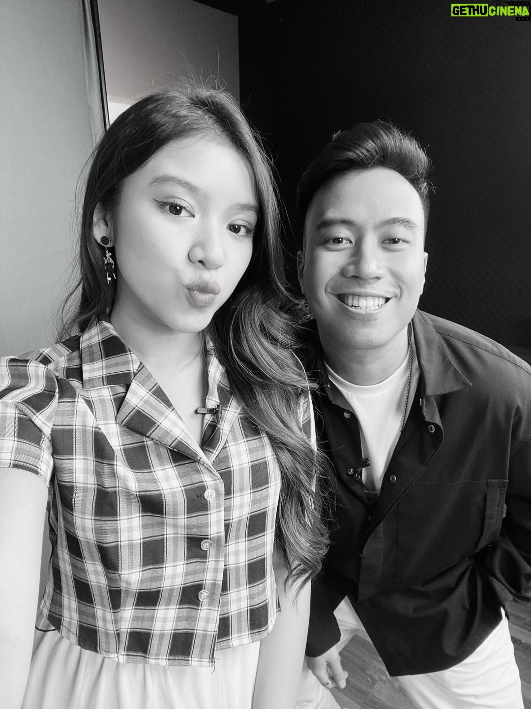 Tiara Andini - 817.5K Likes - judges yang tidak memutarkan kursinya untukku tapi duet bersamaku ini adalah orang BAIK. sebaik baiknya orang kak vidi. pertama kali ketemu degdegan banget tapi pas ngobrol kaya orang udah kenal lama.. selera humornya, moodnya, cara bicaranya selalu bikin orang seneng ada di dekat dia
sekarang kalo aku butuh apa apa ngabarin siapa kak? 
aku beruntung banget bisa kenal kak vidi
banyak banget yang sayang kak vidi🤍🤍🤍
al fatihah