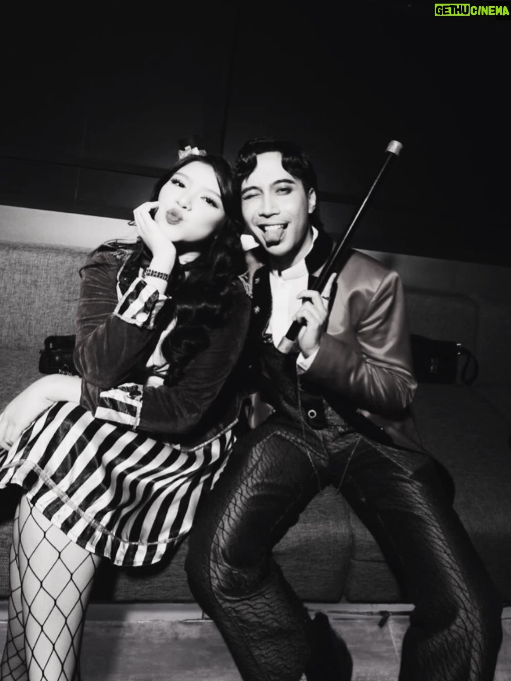 Tiara Andini - 817.5K Likes - judges yang tidak memutarkan kursinya untukku tapi duet bersamaku ini adalah orang BAIK. sebaik baiknya orang kak vidi. pertama kali ketemu degdegan banget tapi pas ngobrol kaya orang udah kenal lama.. selera humornya, moodnya, cara bicaranya selalu bikin orang seneng ada di dekat dia
sekarang kalo aku butuh apa apa ngabarin siapa kak? 
aku beruntung banget bisa kenal kak vidi
banyak banget yang sayang kak vidi🤍🤍🤍
al fatihah