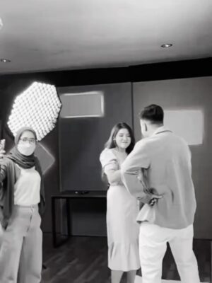 Tiara Andini Instagram - judges yang tidak memutarkan kursinya untukku tapi duet bersamaku ini adalah orang BAIK. sebaik baiknya orang kak vidi. pertama kali ketemu degdegan banget tapi pas ngobrol kaya orang udah kenal lama.. selera humornya, moodnya, cara bicaranya selalu bikin orang seneng ada di dekat dia
sekarang kalo aku butuh apa apa ngabarin siapa kak? 
aku beruntung banget bisa kenal kak vidi
banyak banget yang sayang kak vidi🤍🤍🤍
al fatihah