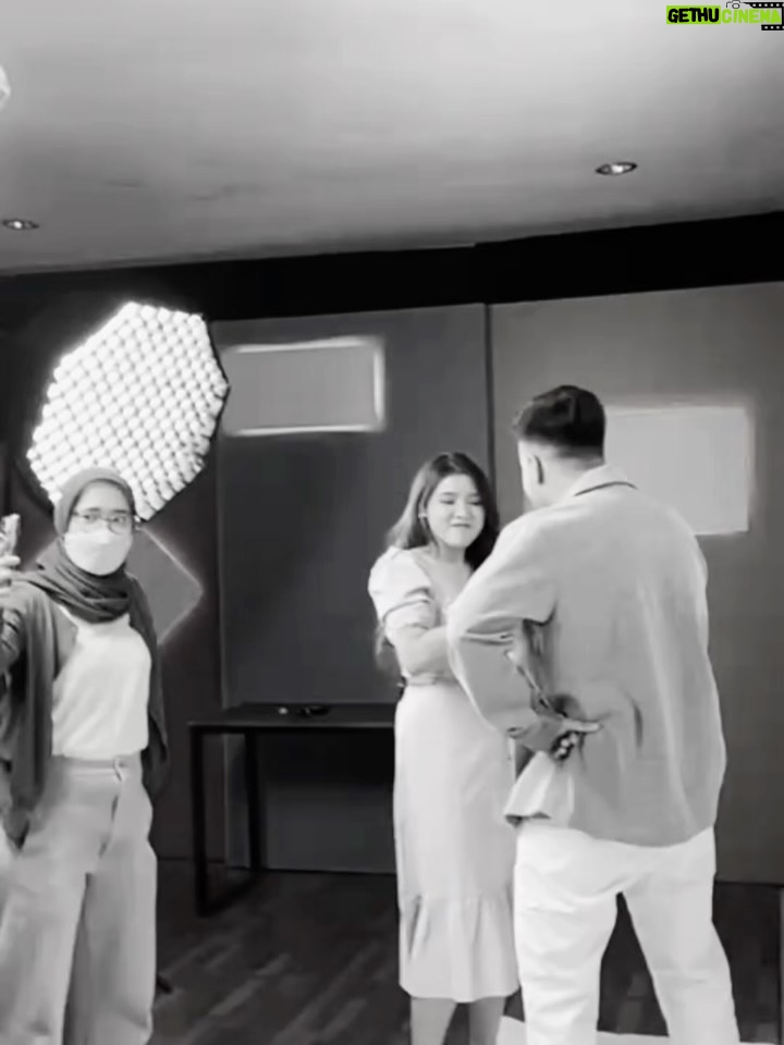 Tiara Andini - 817.5K Likes - judges yang tidak memutarkan kursinya untukku tapi duet bersamaku ini adalah orang BAIK. sebaik baiknya orang kak vidi. pertama kali ketemu degdegan banget tapi pas ngobrol kaya orang udah kenal lama.. selera humornya, moodnya, cara bicaranya selalu bikin orang seneng ada di dekat dia
sekarang kalo aku butuh apa apa ngabarin siapa kak? 
aku beruntung banget bisa kenal kak vidi
banyak banget yang sayang kak vidi🤍🤍🤍
al fatihah