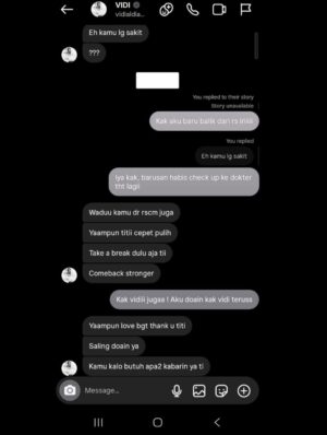 Tiara Andini Instagram - judges yang tidak memutarkan kursinya untukku tapi duet bersamaku ini adalah orang BAIK. sebaik baiknya orang kak vidi. pertama kali ketemu degdegan banget tapi pas ngobrol kaya orang udah kenal lama.. selera humornya, moodnya, cara bicaranya selalu bikin orang seneng ada di dekat dia
sekarang kalo aku butuh apa apa ngabarin siapa kak? 
aku beruntung banget bisa kenal kak vidi
banyak banget yang sayang kak vidi🤍🤍🤍
al fatihah