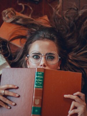 Tiffany Alvord Instagram - 💫 The year is 2016.. the era of Pinterest inspired photo-shoots, touring, & good ole’ YouTube days 💕 #2016 

So much has changed yet it feels like yesterday! 

And yes I’m still stuck in the “my instagram needs an aesthetic state of mind.” 😂 still trying to rewire that Instagram is video driven now bc to me Instagram = 2016 insta. 🙈🫠