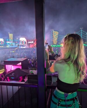 Tina Friml Instagram - Give me a bag of Fritos Honey BBQ Flavor Twists and send me on a sidequest 👾🌴 @edc_orlando
