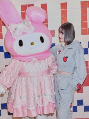 Tina Tamashiro Instagram - 🤍sanrio house🤍

3/6にsanrio houseがオープンするという事で、遊びに行ってきました🫶🏻

マッシュプロデュースのサンリオハウスには、
たくさんのアイテムがあり、洋服はもちろん、バスボム、スカルプブラシまで🥹

わたしはサンリオの理念にも深く共感していて
キャラクター達も昔から大好きなので、まさに癒しの空間でした🤝🏻

姫として君臨しているのはキティちゃんですが、ここ数年の私の推しキャラはこぎみゅんです、、、こぎみゅんかわいすぎる、、、
こぎみゅんは小麦粉の妖精なのに、おにぎりに憧れています。。。なんで？愛しい。。。でもなれないものなんてないよね🥹

あとピアノちゃんのフォルムも好き。

とにかく爆買いを完了して大満足❣️
あ、こういうの欲しかった、とときめきながら、大人の皆さんにこそぴったりのものが見つかるはずです。

マイメロちゃんとキティちゃんにも会えた🥰

#sanriohouse
#サンリオハウス
#PR
@mash_sanriohouse_official

オープン情報🍎
* ルミネ新宿 ルミネ2店：3月6日（金）午前11時
* オフィシャルオンラインストア：3月6日（金）午前11時
* USAGI ONLINE、MASH STORE:3月6日（金）正午
* ZOZOTOWN：3月11日（水）
* 当面の間、ルミネ新宿 ルミネ2店へのご来店は公式LINEでの事前予約制です。

I visited Sanrio House ahead of its opening on March 6. 🫶🏻
I’ve always loved Sanrio characters and really resonate with their philosophy, so it felt like such a healing space.

Hello Kitty is the queen, of course—but my recent favorite is Cogimyun. She’s a flour fairy who dreams of becoming an onigiri… why is that so cute? 🥹

Also love the shape of My Sweet Piano.

I ended up buying way too much and left very happy.
There are so many items—you’ll definitely find something, especially if you’re an adult Sanrio fan.

And I even got to meet My Melody and Hello Kitty. 🥰