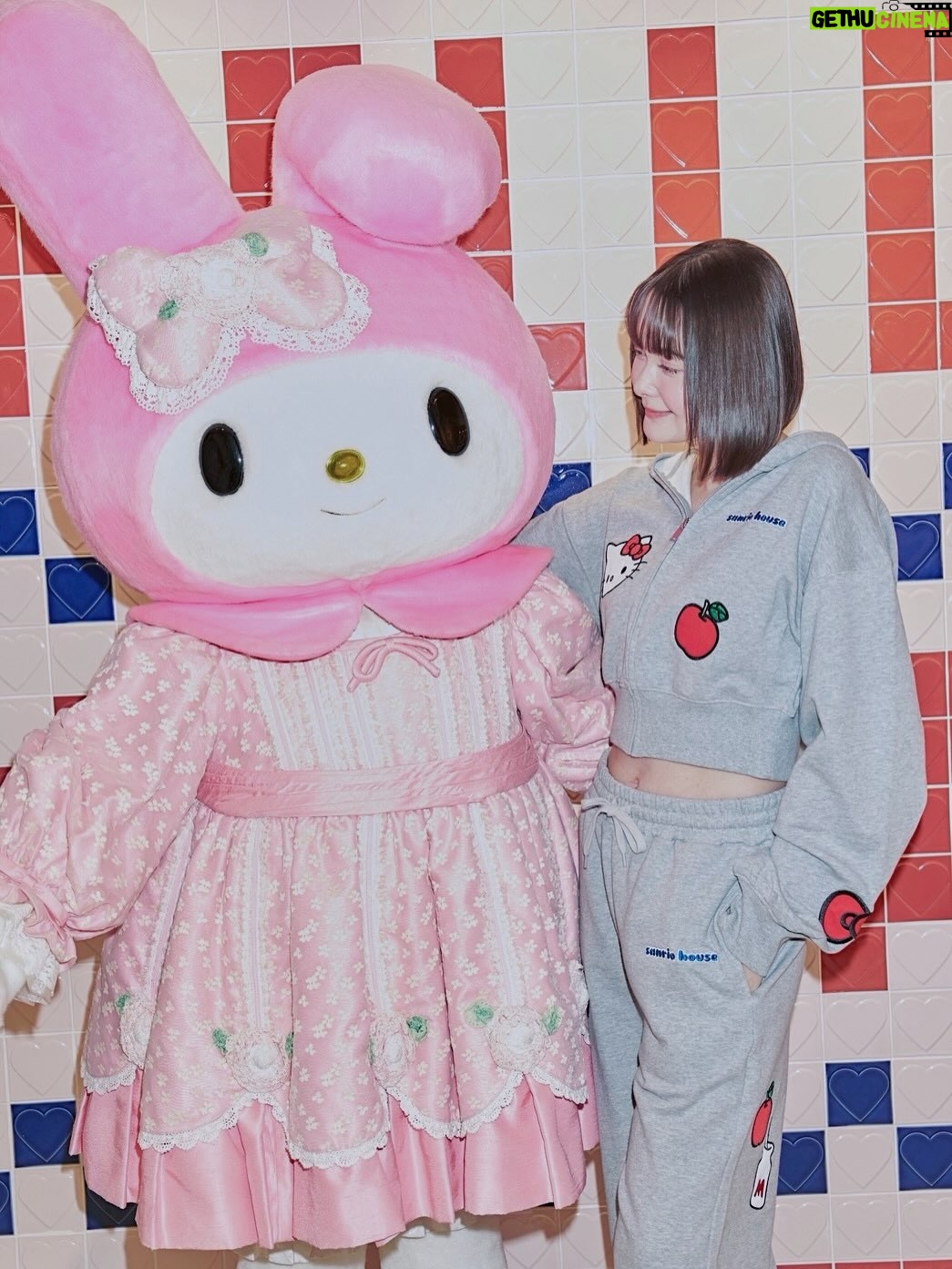 Tina Tamashiro - 32.5K Likes - 🤍sanrio house🤍

3/6にsanrio houseがオープンするという事で、遊びに行ってきました🫶🏻

マッシュプロデュースのサンリオハウスには、
たくさんのアイテムがあり、洋服はもちろん、バスボム、スカルプブラシまで🥹

わたしはサンリオの理念にも深く共感していて
キャラクター達も昔から大好きなので、まさに癒しの空間でした🤝🏻

姫として君臨しているのはキティちゃんですが、ここ数年の私の推しキャラはこぎみゅんです、、、こぎみゅんかわいすぎる、、、
こぎみゅんは小麦粉の妖精なのに、おにぎりに憧れています。。。なんで？愛しい。。。でもなれないものなんてないよね🥹

あとピアノちゃんのフォルムも好き。

とにかく爆買いを完了して大満足❣️
あ、こういうの欲しかった、とときめきながら、大人の皆さんにこそぴったりのものが見つかるはずです。

マイメロちゃんとキティちゃんにも会えた🥰

#sanriohouse
#サンリオハウス
#PR
@mash_sanriohouse_official

オープン情報🍎
* ルミネ新宿 ルミネ2店：3月6日（金）午前11時
* オフィシャルオンラインストア：3月6日（金）午前11時
* USAGI ONLINE、MASH STORE:3月6日（金）正午
* ZOZOTOWN：3月11日（水）
* 当面の間、ルミネ新宿 ルミネ2店へのご来店は公式LINEでの事前予約制です。

I visited Sanrio House ahead of its opening on March 6. 🫶🏻
I’ve always loved Sanrio characters and really resonate with their philosophy, so it felt like such a healing space.

Hello Kitty is the queen, of course—but my recent favorite is Cogimyun. She’s a flour fairy who dreams of becoming an onigiri… why is that so cute? 🥹

Also love the shape of My Sweet Piano.

I ended up buying way too much and left very happy.
There are so many items—you’ll definitely find something, especially if you’re an adult Sanrio fan.

And I even got to meet My Melody and Hello Kitty. 🥰