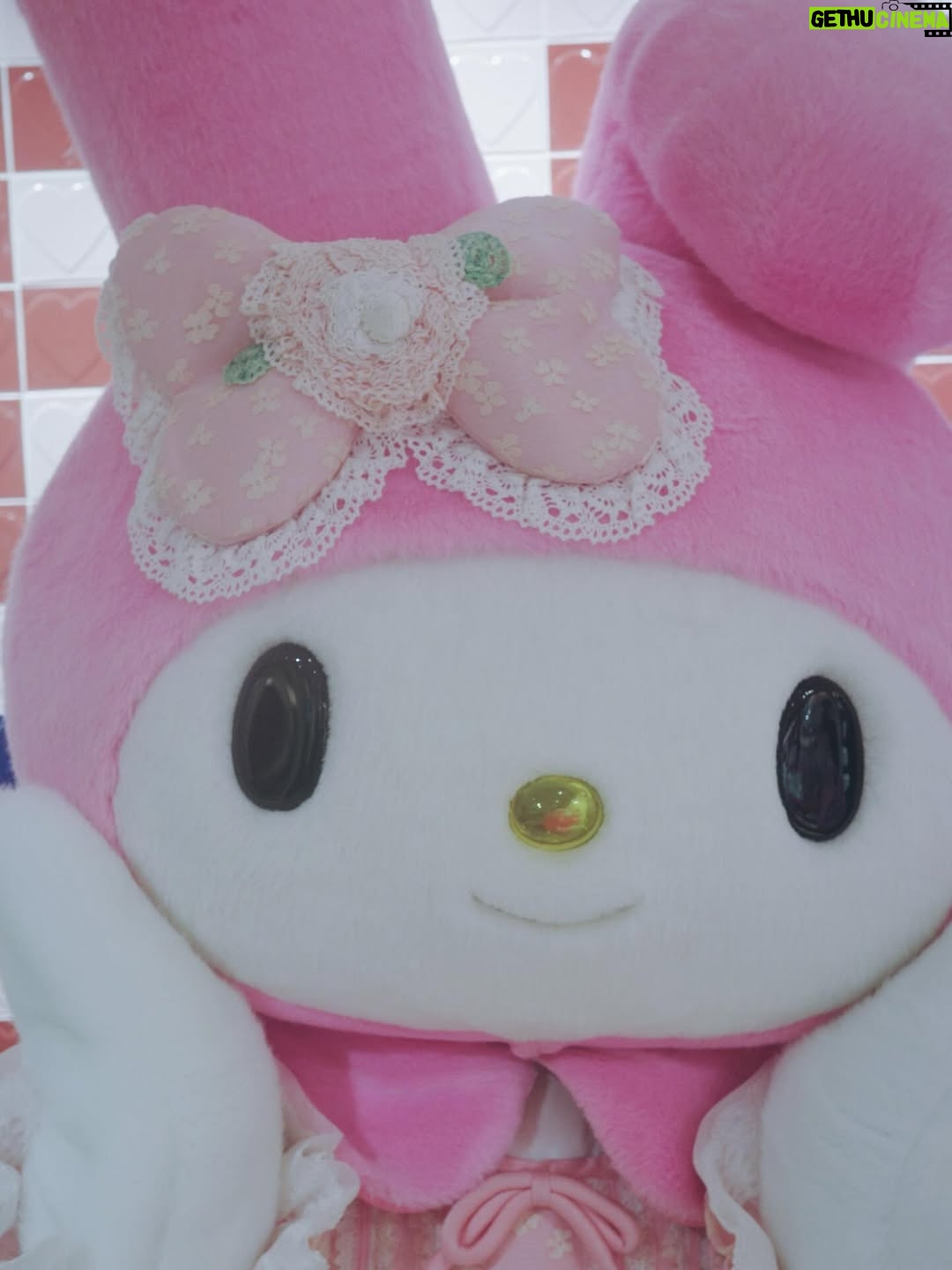 Tina Tamashiro - 32.5K Likes - 🤍sanrio house🤍

3/6にsanrio houseがオープンするという事で、遊びに行ってきました🫶🏻

マッシュプロデュースのサンリオハウスには、
たくさんのアイテムがあり、洋服はもちろん、バスボム、スカルプブラシまで🥹

わたしはサンリオの理念にも深く共感していて
キャラクター達も昔から大好きなので、まさに癒しの空間でした🤝🏻

姫として君臨しているのはキティちゃんですが、ここ数年の私の推しキャラはこぎみゅんです、、、こぎみゅんかわいすぎる、、、
こぎみゅんは小麦粉の妖精なのに、おにぎりに憧れています。。。なんで？愛しい。。。でもなれないものなんてないよね🥹

あとピアノちゃんのフォルムも好き。

とにかく爆買いを完了して大満足❣️
あ、こういうの欲しかった、とときめきながら、大人の皆さんにこそぴったりのものが見つかるはずです。

マイメロちゃんとキティちゃんにも会えた🥰

#sanriohouse
#サンリオハウス
#PR
@mash_sanriohouse_official

オープン情報🍎
* ルミネ新宿 ルミネ2店：3月6日（金）午前11時
* オフィシャルオンラインストア：3月6日（金）午前11時
* USAGI ONLINE、MASH STORE:3月6日（金）正午
* ZOZOTOWN：3月11日（水）
* 当面の間、ルミネ新宿 ルミネ2店へのご来店は公式LINEでの事前予約制です。

I visited Sanrio House ahead of its opening on March 6. 🫶🏻
I’ve always loved Sanrio characters and really resonate with their philosophy, so it felt like such a healing space.

Hello Kitty is the queen, of course—but my recent favorite is Cogimyun. She’s a flour fairy who dreams of becoming an onigiri… why is that so cute? 🥹

Also love the shape of My Sweet Piano.

I ended up buying way too much and left very happy.
There are so many items—you’ll definitely find something, especially if you’re an adult Sanrio fan.

And I even got to meet My Melody and Hello Kitty. 🥰