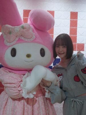 Tina Tamashiro Instagram - 🤍sanrio house🤍

3/6にsanrio houseがオープンするという事で、遊びに行ってきました🫶🏻

マッシュプロデュースのサンリオハウスには、
たくさんのアイテムがあり、洋服はもちろん、バスボム、スカルプブラシまで🥹

わたしはサンリオの理念にも深く共感していて
キャラクター達も昔から大好きなので、まさに癒しの空間でした🤝🏻

姫として君臨しているのはキティちゃんですが、ここ数年の私の推しキャラはこぎみゅんです、、、こぎみゅんかわいすぎる、、、
こぎみゅんは小麦粉の妖精なのに、おにぎりに憧れています。。。なんで？愛しい。。。でもなれないものなんてないよね🥹

あとピアノちゃんのフォルムも好き。

とにかく爆買いを完了して大満足❣️
あ、こういうの欲しかった、とときめきながら、大人の皆さんにこそぴったりのものが見つかるはずです。

マイメロちゃんとキティちゃんにも会えた🥰

#sanriohouse
#サンリオハウス
#PR
@mash_sanriohouse_official

オープン情報🍎
* ルミネ新宿 ルミネ2店：3月6日（金）午前11時
* オフィシャルオンラインストア：3月6日（金）午前11時
* USAGI ONLINE、MASH STORE:3月6日（金）正午
* ZOZOTOWN：3月11日（水）
* 当面の間、ルミネ新宿 ルミネ2店へのご来店は公式LINEでの事前予約制です。

I visited Sanrio House ahead of its opening on March 6. 🫶🏻
I’ve always loved Sanrio characters and really resonate with their philosophy, so it felt like such a healing space.

Hello Kitty is the queen, of course—but my recent favorite is Cogimyun. She’s a flour fairy who dreams of becoming an onigiri… why is that so cute? 🥹

Also love the shape of My Sweet Piano.

I ended up buying way too much and left very happy.
There are so many items—you’ll definitely find something, especially if you’re an adult Sanrio fan.

And I even got to meet My Melody and Hello Kitty. 🥰