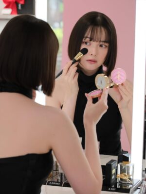 Tina Tamashiro Instagram - YSL ラブストア コレクション 🎀🤍

去年ご紹介した
YSL メイクミーブラッシュ パウダー 
にこのコレクションの 新色 が登場していて、
中でも 10番がとにかく可愛い推し色です。🤍
血色感に、繊細なラメが溶け込む感じで、
肌にのせた瞬間ふわっと多幸感が出るのが好き。

リップは YSL ラブシャイン リップスティック
 10番を合わせて。

チークとリップ、どちらも10番を選ぶと
とろけるような甘さもありつつ統一感のあるトータルルックが完成します🎀🪞

チークは粉感を感じにくいしっとり質感、
乗せた肌のラメが可愛すぎて何度も鏡を見てしまいます🥹
リップはツヤと色づきどちらも満点で1本で満足な仕上がりに。

見た目の可愛さはもちろん、
使うたびに気分が上がるのもこのコレクションならでは。

SNSでもすでに話題で、全国発売中なので
気になっている方はぜひ一度試してみてほしいです♡

@yslbeauty

#PR 
#yslbeauty 
#YSLLOVESTORE 
#お砂糖ラメ
#YSLメイクミーブラッシュ