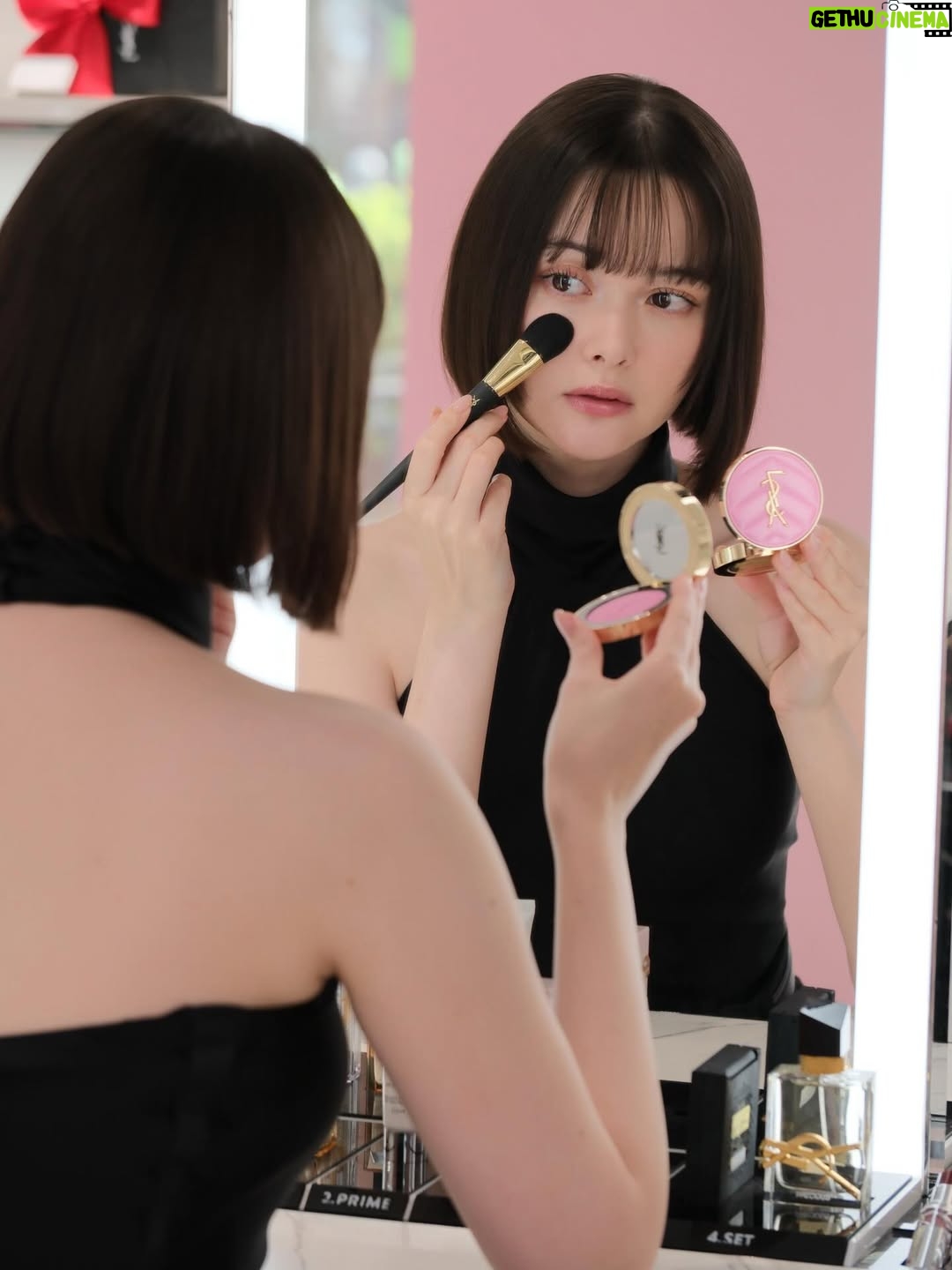 Tina Tamashiro - 27.3K Likes - YSL ラブストア コレクション 🎀🤍

去年ご紹介した
YSL メイクミーブラッシュ パウダー 
にこのコレクションの 新色 が登場していて、
中でも 10番がとにかく可愛い推し色です。🤍
血色感に、繊細なラメが溶け込む感じで、
肌にのせた瞬間ふわっと多幸感が出るのが好き。

リップは YSL ラブシャイン リップスティック
 10番を合わせて。

チークとリップ、どちらも10番を選ぶと
とろけるような甘さもありつつ統一感のあるトータルルックが完成します🎀🪞

チークは粉感を感じにくいしっとり質感、
乗せた肌のラメが可愛すぎて何度も鏡を見てしまいます🥹
リップはツヤと色づきどちらも満点で1本で満足な仕上がりに。

見た目の可愛さはもちろん、
使うたびに気分が上がるのもこのコレクションならでは。

SNSでもすでに話題で、全国発売中なので
気になっている方はぜひ一度試してみてほしいです♡

@yslbeauty

#PR 
#yslbeauty 
#YSLLOVESTORE 
#お砂糖ラメ
#YSLメイクミーブラッシュ