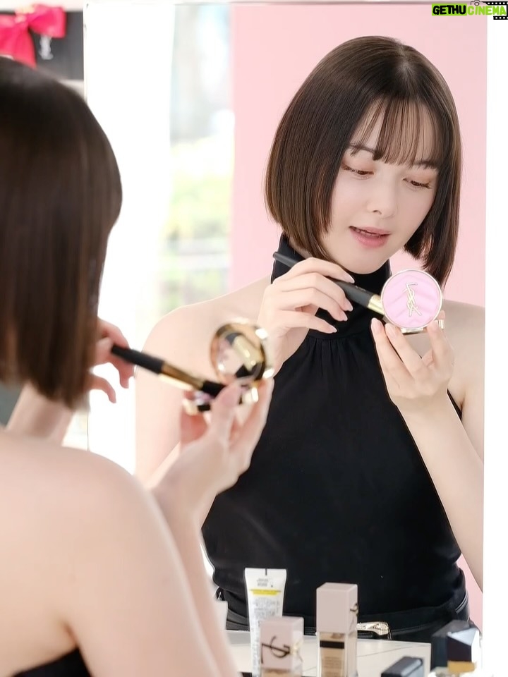 Tina Tamashiro - 27.3K Likes - YSL ラブストア コレクション 🎀🤍

去年ご紹介した
YSL メイクミーブラッシュ パウダー 
にこのコレクションの 新色 が登場していて、
中でも 10番がとにかく可愛い推し色です。🤍
血色感に、繊細なラメが溶け込む感じで、
肌にのせた瞬間ふわっと多幸感が出るのが好き。

リップは YSL ラブシャイン リップスティック
 10番を合わせて。

チークとリップ、どちらも10番を選ぶと
とろけるような甘さもありつつ統一感のあるトータルルックが完成します🎀🪞

チークは粉感を感じにくいしっとり質感、
乗せた肌のラメが可愛すぎて何度も鏡を見てしまいます🥹
リップはツヤと色づきどちらも満点で1本で満足な仕上がりに。

見た目の可愛さはもちろん、
使うたびに気分が上がるのもこのコレクションならでは。

SNSでもすでに話題で、全国発売中なので
気になっている方はぜひ一度試してみてほしいです♡

@yslbeauty

#PR 
#yslbeauty 
#YSLLOVESTORE 
#お砂糖ラメ
#YSLメイクミーブラッシュ