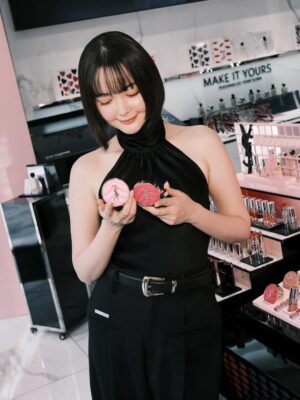 Tina Tamashiro Instagram - YSL ラブストア コレクション 🎀🤍

去年ご紹介した
YSL メイクミーブラッシュ パウダー 
にこのコレクションの 新色 が登場していて、
中でも 10番がとにかく可愛い推し色です。🤍
血色感に、繊細なラメが溶け込む感じで、
肌にのせた瞬間ふわっと多幸感が出るのが好き。

リップは YSL ラブシャイン リップスティック
 10番を合わせて。

チークとリップ、どちらも10番を選ぶと
とろけるような甘さもありつつ統一感のあるトータルルックが完成します🎀🪞

チークは粉感を感じにくいしっとり質感、
乗せた肌のラメが可愛すぎて何度も鏡を見てしまいます🥹
リップはツヤと色づきどちらも満点で1本で満足な仕上がりに。

見た目の可愛さはもちろん、
使うたびに気分が上がるのもこのコレクションならでは。

SNSでもすでに話題で、全国発売中なので
気になっている方はぜひ一度試してみてほしいです♡

@yslbeauty

#PR 
#yslbeauty 
#YSLLOVESTORE 
#お砂糖ラメ
#YSLメイクミーブラッシュ