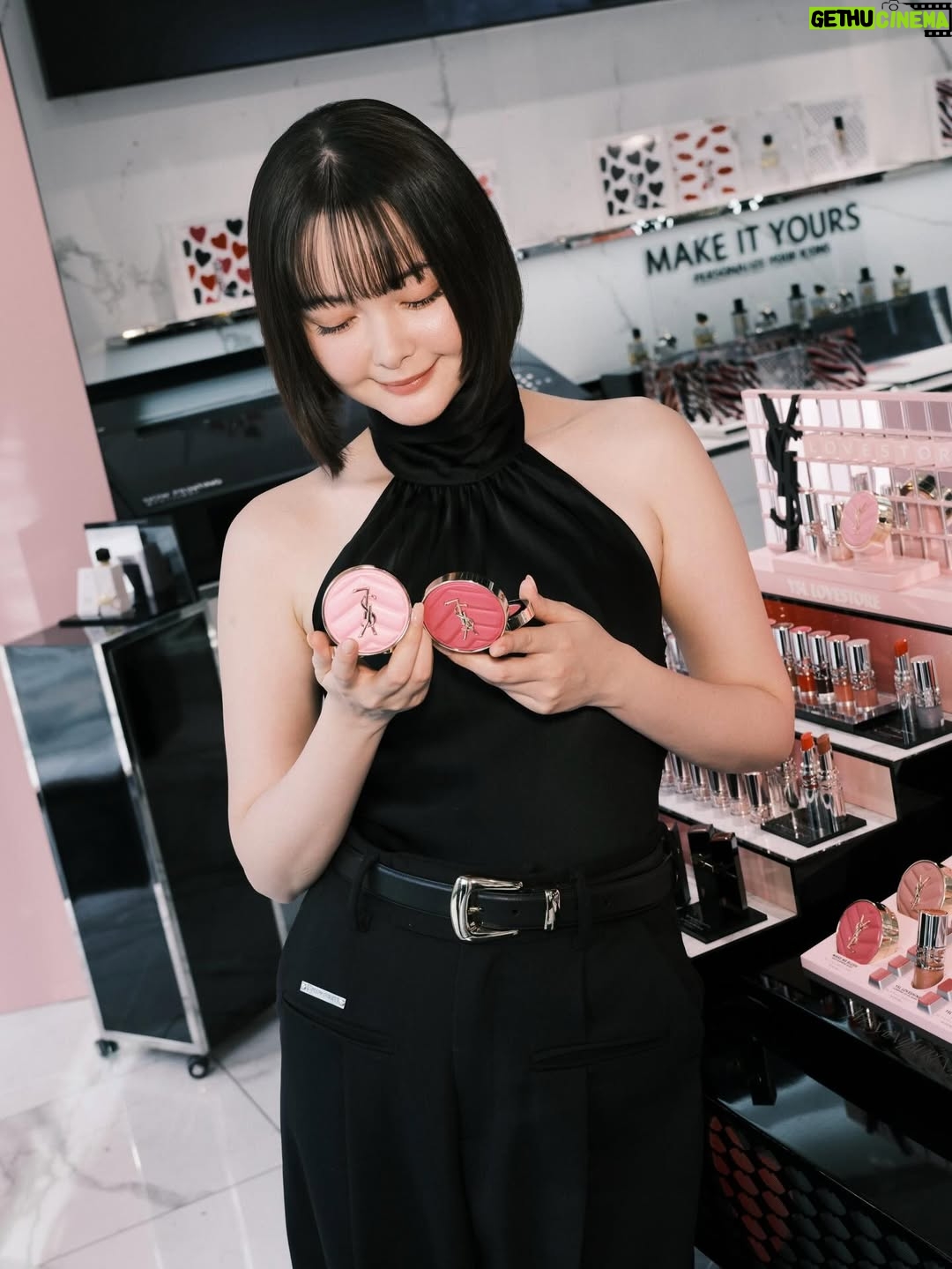 Tina Tamashiro - 27.3K Likes - YSL ラブストア コレクション 🎀🤍

去年ご紹介した
YSL メイクミーブラッシュ パウダー 
にこのコレクションの 新色 が登場していて、
中でも 10番がとにかく可愛い推し色です。🤍
血色感に、繊細なラメが溶け込む感じで、
肌にのせた瞬間ふわっと多幸感が出るのが好き。

リップは YSL ラブシャイン リップスティック
 10番を合わせて。

チークとリップ、どちらも10番を選ぶと
とろけるような甘さもありつつ統一感のあるトータルルックが完成します🎀🪞

チークは粉感を感じにくいしっとり質感、
乗せた肌のラメが可愛すぎて何度も鏡を見てしまいます🥹
リップはツヤと色づきどちらも満点で1本で満足な仕上がりに。

見た目の可愛さはもちろん、
使うたびに気分が上がるのもこのコレクションならでは。

SNSでもすでに話題で、全国発売中なので
気になっている方はぜひ一度試してみてほしいです♡

@yslbeauty

#PR 
#yslbeauty 
#YSLLOVESTORE 
#お砂糖ラメ
#YSLメイクミーブラッシュ