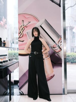 Tina Tamashiro Instagram - YSL ラブストア コレクション 🎀🤍

去年ご紹介した
YSL メイクミーブラッシュ パウダー 
にこのコレクションの 新色 が登場していて、
中でも 10番がとにかく可愛い推し色です。🤍
血色感に、繊細なラメが溶け込む感じで、
肌にのせた瞬間ふわっと多幸感が出るのが好き。

リップは YSL ラブシャイン リップスティック
 10番を合わせて。

チークとリップ、どちらも10番を選ぶと
とろけるような甘さもありつつ統一感のあるトータルルックが完成します🎀🪞

チークは粉感を感じにくいしっとり質感、
乗せた肌のラメが可愛すぎて何度も鏡を見てしまいます🥹
リップはツヤと色づきどちらも満点で1本で満足な仕上がりに。

見た目の可愛さはもちろん、
使うたびに気分が上がるのもこのコレクションならでは。

SNSでもすでに話題で、全国発売中なので
気になっている方はぜひ一度試してみてほしいです♡

@yslbeauty

#PR 
#yslbeauty 
#YSLLOVESTORE 
#お砂糖ラメ
#YSLメイクミーブラッシュ