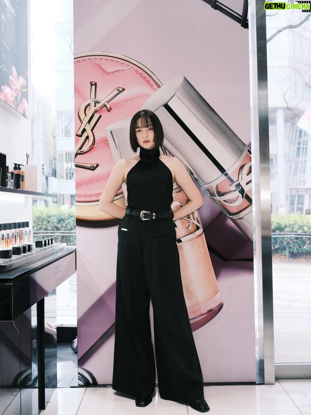 Tina Tamashiro - 27.3K Likes - YSL ラブストア コレクション 🎀🤍

去年ご紹介した
YSL メイクミーブラッシュ パウダー 
にこのコレクションの 新色 が登場していて、
中でも 10番がとにかく可愛い推し色です。🤍
血色感に、繊細なラメが溶け込む感じで、
肌にのせた瞬間ふわっと多幸感が出るのが好き。

リップは YSL ラブシャイン リップスティック
 10番を合わせて。

チークとリップ、どちらも10番を選ぶと
とろけるような甘さもありつつ統一感のあるトータルルックが完成します🎀🪞

チークは粉感を感じにくいしっとり質感、
乗せた肌のラメが可愛すぎて何度も鏡を見てしまいます🥹
リップはツヤと色づきどちらも満点で1本で満足な仕上がりに。

見た目の可愛さはもちろん、
使うたびに気分が上がるのもこのコレクションならでは。

SNSでもすでに話題で、全国発売中なので
気になっている方はぜひ一度試してみてほしいです♡

@yslbeauty

#PR 
#yslbeauty 
#YSLLOVESTORE 
#お砂糖ラメ
#YSLメイクミーブラッシュ