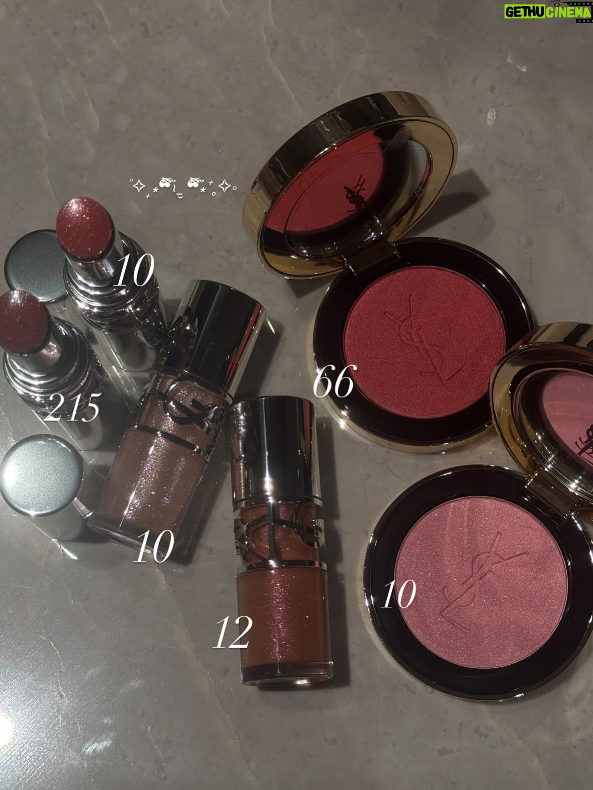 Tina Tamashiro - 27.3K Likes - YSL ラブストア コレクション 🎀🤍

去年ご紹介した
YSL メイクミーブラッシュ パウダー 
にこのコレクションの 新色 が登場していて、
中でも 10番がとにかく可愛い推し色です。🤍
血色感に、繊細なラメが溶け込む感じで、
肌にのせた瞬間ふわっと多幸感が出るのが好き。

リップは YSL ラブシャイン リップスティック
 10番を合わせて。

チークとリップ、どちらも10番を選ぶと
とろけるような甘さもありつつ統一感のあるトータルルックが完成します🎀🪞

チークは粉感を感じにくいしっとり質感、
乗せた肌のラメが可愛すぎて何度も鏡を見てしまいます🥹
リップはツヤと色づきどちらも満点で1本で満足な仕上がりに。

見た目の可愛さはもちろん、
使うたびに気分が上がるのもこのコレクションならでは。

SNSでもすでに話題で、全国発売中なので
気になっている方はぜひ一度試してみてほしいです♡

@yslbeauty

#PR 
#yslbeauty 
#YSLLOVESTORE 
#お砂糖ラメ
#YSLメイクミーブラッシュ