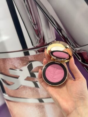 Tina Tamashiro Instagram - YSL ラブストア コレクション 🎀🤍

去年ご紹介した
YSL メイクミーブラッシュ パウダー 
にこのコレクションの 新色 が登場していて、
中でも 10番がとにかく可愛い推し色です。🤍
血色感に、繊細なラメが溶け込む感じで、
肌にのせた瞬間ふわっと多幸感が出るのが好き。

リップは YSL ラブシャイン リップスティック
 10番を合わせて。

チークとリップ、どちらも10番を選ぶと
とろけるような甘さもありつつ統一感のあるトータルルックが完成します🎀🪞

チークは粉感を感じにくいしっとり質感、
乗せた肌のラメが可愛すぎて何度も鏡を見てしまいます🥹
リップはツヤと色づきどちらも満点で1本で満足な仕上がりに。

見た目の可愛さはもちろん、
使うたびに気分が上がるのもこのコレクションならでは。

SNSでもすでに話題で、全国発売中なので
気になっている方はぜひ一度試してみてほしいです♡

@yslbeauty

#PR 
#yslbeauty 
#YSLLOVESTORE 
#お砂糖ラメ
#YSLメイクミーブラッシュ