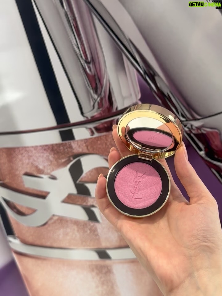 Tina Tamashiro - 27.3K Likes - YSL ラブストア コレクション 🎀🤍

去年ご紹介した
YSL メイクミーブラッシュ パウダー 
にこのコレクションの 新色 が登場していて、
中でも 10番がとにかく可愛い推し色です。🤍
血色感に、繊細なラメが溶け込む感じで、
肌にのせた瞬間ふわっと多幸感が出るのが好き。

リップは YSL ラブシャイン リップスティック
 10番を合わせて。

チークとリップ、どちらも10番を選ぶと
とろけるような甘さもありつつ統一感のあるトータルルックが完成します🎀🪞

チークは粉感を感じにくいしっとり質感、
乗せた肌のラメが可愛すぎて何度も鏡を見てしまいます🥹
リップはツヤと色づきどちらも満点で1本で満足な仕上がりに。

見た目の可愛さはもちろん、
使うたびに気分が上がるのもこのコレクションならでは。

SNSでもすでに話題で、全国発売中なので
気になっている方はぜひ一度試してみてほしいです♡

@yslbeauty

#PR 
#yslbeauty 
#YSLLOVESTORE 
#お砂糖ラメ
#YSLメイクミーブラッシュ