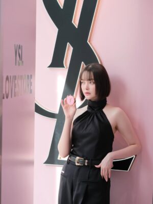Tina Tamashiro Instagram - YSL ラブストア コレクション 🎀🤍

去年ご紹介した
YSL メイクミーブラッシュ パウダー 
にこのコレクションの 新色 が登場していて、
中でも 10番がとにかく可愛い推し色です。🤍
血色感に、繊細なラメが溶け込む感じで、
肌にのせた瞬間ふわっと多幸感が出るのが好き。

リップは YSL ラブシャイン リップスティック
 10番を合わせて。

チークとリップ、どちらも10番を選ぶと
とろけるような甘さもありつつ統一感のあるトータルルックが完成します🎀🪞

チークは粉感を感じにくいしっとり質感、
乗せた肌のラメが可愛すぎて何度も鏡を見てしまいます🥹
リップはツヤと色づきどちらも満点で1本で満足な仕上がりに。

見た目の可愛さはもちろん、
使うたびに気分が上がるのもこのコレクションならでは。

SNSでもすでに話題で、全国発売中なので
気になっている方はぜひ一度試してみてほしいです♡

@yslbeauty

#PR 
#yslbeauty 
#YSLLOVESTORE 
#お砂糖ラメ
#YSLメイクミーブラッシュ