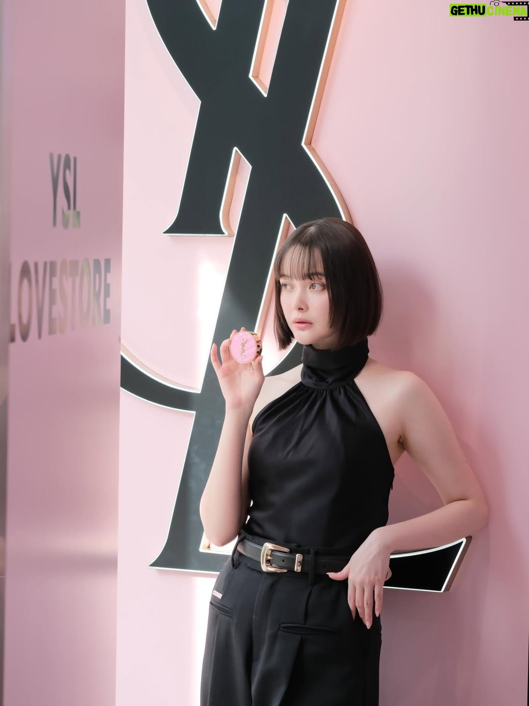 Tina Tamashiro - 27.3K Likes - YSL ラブストア コレクション 🎀🤍

去年ご紹介した
YSL メイクミーブラッシュ パウダー 
にこのコレクションの 新色 が登場していて、
中でも 10番がとにかく可愛い推し色です。🤍
血色感に、繊細なラメが溶け込む感じで、
肌にのせた瞬間ふわっと多幸感が出るのが好き。

リップは YSL ラブシャイン リップスティック
 10番を合わせて。

チークとリップ、どちらも10番を選ぶと
とろけるような甘さもありつつ統一感のあるトータルルックが完成します🎀🪞

チークは粉感を感じにくいしっとり質感、
乗せた肌のラメが可愛すぎて何度も鏡を見てしまいます🥹
リップはツヤと色づきどちらも満点で1本で満足な仕上がりに。

見た目の可愛さはもちろん、
使うたびに気分が上がるのもこのコレクションならでは。

SNSでもすでに話題で、全国発売中なので
気になっている方はぜひ一度試してみてほしいです♡

@yslbeauty

#PR 
#yslbeauty 
#YSLLOVESTORE 
#お砂糖ラメ
#YSLメイクミーブラッシュ