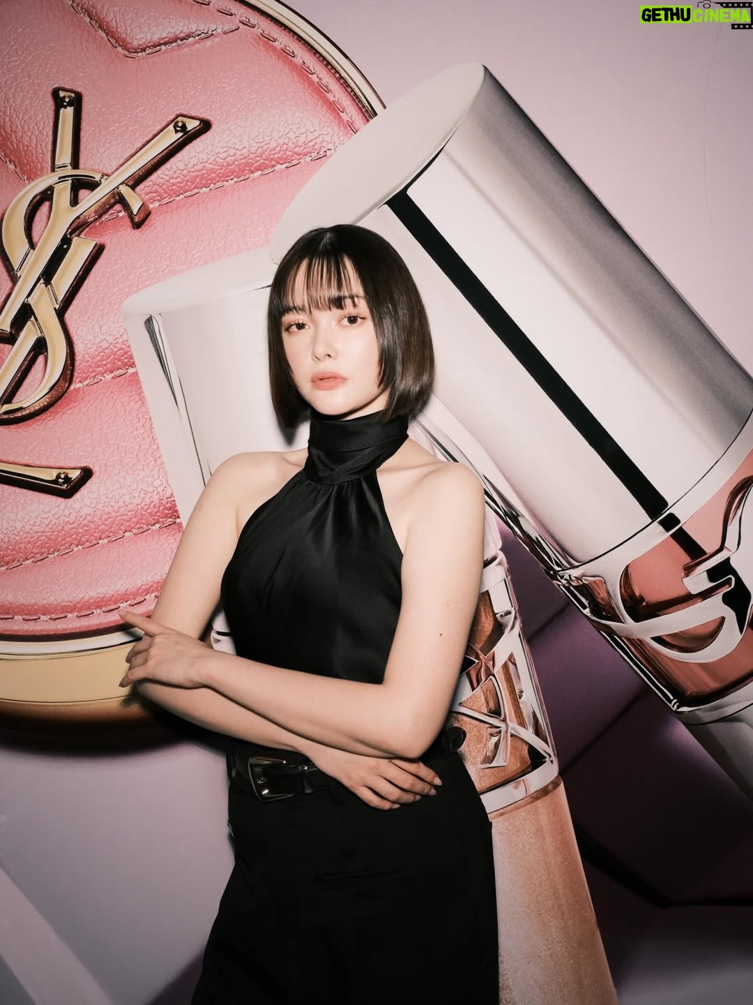 Tina Tamashiro - 27.3K Likes - YSL ラブストア コレクション 🎀🤍

去年ご紹介した
YSL メイクミーブラッシュ パウダー 
にこのコレクションの 新色 が登場していて、
中でも 10番がとにかく可愛い推し色です。🤍
血色感に、繊細なラメが溶け込む感じで、
肌にのせた瞬間ふわっと多幸感が出るのが好き。

リップは YSL ラブシャイン リップスティック
 10番を合わせて。

チークとリップ、どちらも10番を選ぶと
とろけるような甘さもありつつ統一感のあるトータルルックが完成します🎀🪞

チークは粉感を感じにくいしっとり質感、
乗せた肌のラメが可愛すぎて何度も鏡を見てしまいます🥹
リップはツヤと色づきどちらも満点で1本で満足な仕上がりに。

見た目の可愛さはもちろん、
使うたびに気分が上がるのもこのコレクションならでは。

SNSでもすでに話題で、全国発売中なので
気になっている方はぜひ一度試してみてほしいです♡

@yslbeauty

#PR 
#yslbeauty 
#YSLLOVESTORE 
#お砂糖ラメ
#YSLメイクミーブラッシュ