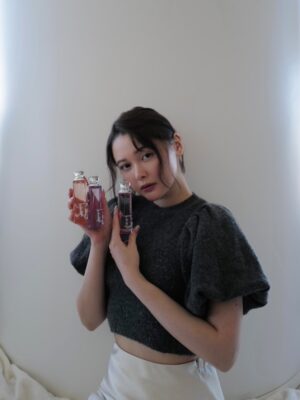 Tina Tamashiro Instagram - ディオール アディクトから、
キャンディカラーでスイートな3つの新フレグランスが
1月1日に登場🍬🫧

ピンク色のROSYは
シュガーコーティングしたライチに
バニラホイップを重ねた、
甘さが弾けるローズの香りで、甘めな雰囲気。
ひと吹きするだけで気分までふわっと華やぐ感じがします🌹

メイクを気分で変えるように、
フレグランスもその日の気分やシーンで
変えて楽しむのが好き🤍
今日はどんな自分でいたいか、
香りがそっと背中を押してくれる気がします。

さらに、
厚膜でぷっくり可愛い仕上がりの
リップ グロウ オイルも同時に登場💄✨
やっぱりつやつやな唇にテンションが上がります♡

自分のお気に入りをぜひ探してみてね🫶🏻

@diorbeauty 
#dioraddict #ディオールアディクト 
#リップグロウオイル
 #supportedbydior