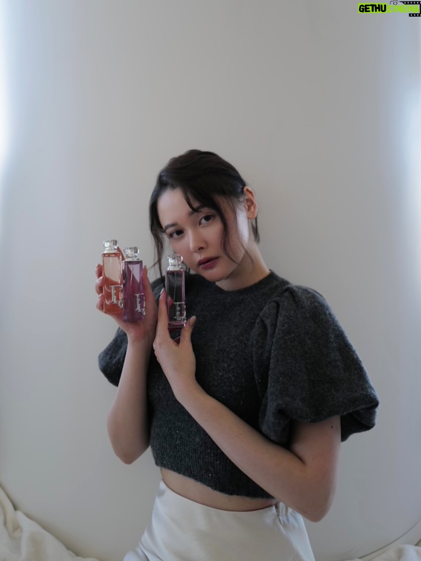 Tina Tamashiro - 24.5K Likes - ディオール アディクトから、
キャンディカラーでスイートな3つの新フレグランスが
1月1日に登場🍬🫧

ピンク色のROSYは
シュガーコーティングしたライチに
バニラホイップを重ねた、
甘さが弾けるローズの香りで、甘めな雰囲気。
ひと吹きするだけで気分までふわっと華やぐ感じがします🌹

メイクを気分で変えるように、
フレグランスもその日の気分やシーンで
変えて楽しむのが好き🤍
今日はどんな自分でいたいか、
香りがそっと背中を押してくれる気がします。

さらに、
厚膜でぷっくり可愛い仕上がりの
リップ グロウ オイルも同時に登場💄✨
やっぱりつやつやな唇にテンションが上がります♡

自分のお気に入りをぜひ探してみてね🫶🏻

@diorbeauty 
#dioraddict #ディオールアディクト 
#リップグロウオイル
 #supportedbydior