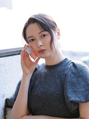 Tina Tamashiro Instagram - ディオール アディクトから、
キャンディカラーでスイートな3つの新フレグランスが
1月1日に登場🍬🫧

ピンク色のROSYは
シュガーコーティングしたライチに
バニラホイップを重ねた、
甘さが弾けるローズの香りで、甘めな雰囲気。
ひと吹きするだけで気分までふわっと華やぐ感じがします🌹

メイクを気分で変えるように、
フレグランスもその日の気分やシーンで
変えて楽しむのが好き🤍
今日はどんな自分でいたいか、
香りがそっと背中を押してくれる気がします。

さらに、
厚膜でぷっくり可愛い仕上がりの
リップ グロウ オイルも同時に登場💄✨
やっぱりつやつやな唇にテンションが上がります♡

自分のお気に入りをぜひ探してみてね🫶🏻

@diorbeauty 
#dioraddict #ディオールアディクト 
#リップグロウオイル
 #supportedbydior