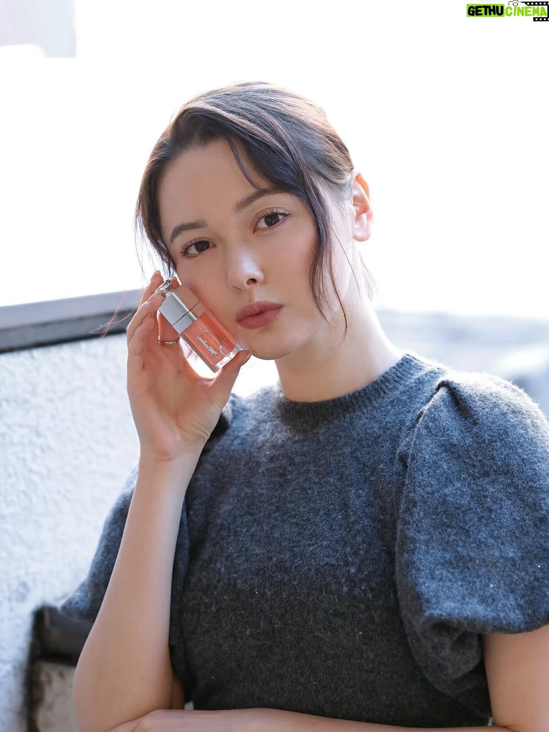 Tina Tamashiro - 24.5K Likes - ディオール アディクトから、
キャンディカラーでスイートな3つの新フレグランスが
1月1日に登場🍬🫧

ピンク色のROSYは
シュガーコーティングしたライチに
バニラホイップを重ねた、
甘さが弾けるローズの香りで、甘めな雰囲気。
ひと吹きするだけで気分までふわっと華やぐ感じがします🌹

メイクを気分で変えるように、
フレグランスもその日の気分やシーンで
変えて楽しむのが好き🤍
今日はどんな自分でいたいか、
香りがそっと背中を押してくれる気がします。

さらに、
厚膜でぷっくり可愛い仕上がりの
リップ グロウ オイルも同時に登場💄✨
やっぱりつやつやな唇にテンションが上がります♡

自分のお気に入りをぜひ探してみてね🫶🏻

@diorbeauty 
#dioraddict #ディオールアディクト 
#リップグロウオイル
 #supportedbydior
