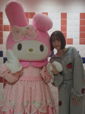 Tina Tamashiro Instagram - 🤍sanrio house🤍

3/6にsanrio houseがオープンするという事で、遊びに行ってきました🫶🏻

マッシュプロデュースのサンリオハウスには、
たくさんのアイテムがあり、洋服はもちろん、バスボム、スカルプブラシまで🥹

わたしはサンリオの理念にも深く共感していて
キャラクター達も昔から大好きなので、まさに癒しの空間でした🤝🏻

姫として君臨しているのはキティちゃんですが、ここ数年の私の推しキャラはこぎみゅんです、、、こぎみゅんかわいすぎる、、、
こぎみゅんは小麦粉の妖精なのに、おにぎりに憧れています。。。なんで？愛しい。。。でもなれないものなんてないよね🥹

あとピアノちゃんのフォルムも好き。

とにかく爆買いを完了して大満足❣️
あ、こういうの欲しかった、とときめきながら、大人の皆さんにこそぴったりのものが見つかるはずです。

マイメロちゃんとキティちゃんにも会えた🥰

#sanriohouse
#サンリオハウス
#PR
@mash_sanriohouse_official

オープン情報🍎
* ルミネ新宿 ルミネ2店：3月6日（金）午前11時
* オフィシャルオンラインストア：3月6日（金）午前11時
* USAGI ONLINE、MASH STORE:3月6日（金）正午
* ZOZOTOWN：3月11日（水）
* 当面の間、ルミネ新宿 ルミネ2店へのご来店は公式LINEでの事前予約制です。

I visited Sanrio House ahead of its opening on March 6. 🫶🏻
I’ve always loved Sanrio characters and really resonate with their philosophy, so it felt like such a healing space.

Hello Kitty is the queen, of course—but my recent favorite is Cogimyun. She’s a flour fairy who dreams of becoming an onigiri… why is that so cute? 🥹

Also love the shape of My Sweet Piano.

I ended up buying way too much and left very happy.
There are so many items—you’ll definitely find something, especially if you’re an adult Sanrio fan.

And I even got to meet My Melody and Hello Kitty. 🥰