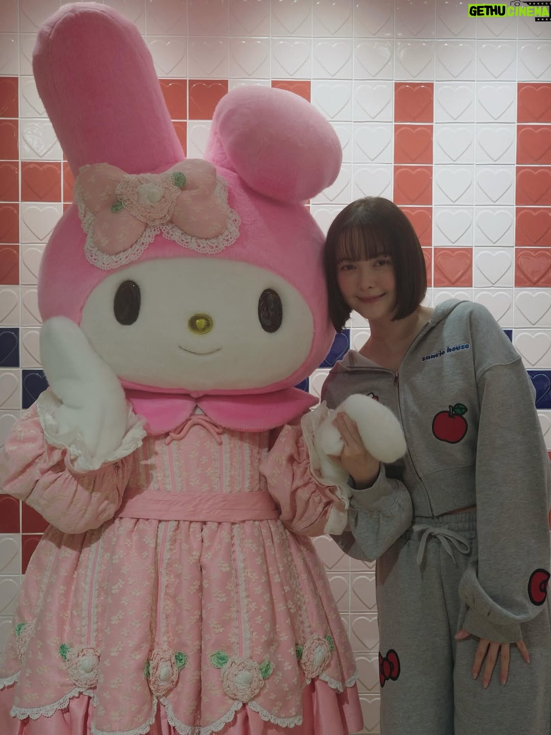 Tina Tamashiro - 32.5K Likes - 🤍sanrio house🤍

3/6にsanrio houseがオープンするという事で、遊びに行ってきました🫶🏻

マッシュプロデュースのサンリオハウスには、
たくさんのアイテムがあり、洋服はもちろん、バスボム、スカルプブラシまで🥹

わたしはサンリオの理念にも深く共感していて
キャラクター達も昔から大好きなので、まさに癒しの空間でした🤝🏻

姫として君臨しているのはキティちゃんですが、ここ数年の私の推しキャラはこぎみゅんです、、、こぎみゅんかわいすぎる、、、
こぎみゅんは小麦粉の妖精なのに、おにぎりに憧れています。。。なんで？愛しい。。。でもなれないものなんてないよね🥹

あとピアノちゃんのフォルムも好き。

とにかく爆買いを完了して大満足❣️
あ、こういうの欲しかった、とときめきながら、大人の皆さんにこそぴったりのものが見つかるはずです。

マイメロちゃんとキティちゃんにも会えた🥰

#sanriohouse
#サンリオハウス
#PR
@mash_sanriohouse_official

オープン情報🍎
* ルミネ新宿 ルミネ2店：3月6日（金）午前11時
* オフィシャルオンラインストア：3月6日（金）午前11時
* USAGI ONLINE、MASH STORE:3月6日（金）正午
* ZOZOTOWN：3月11日（水）
* 当面の間、ルミネ新宿 ルミネ2店へのご来店は公式LINEでの事前予約制です。

I visited Sanrio House ahead of its opening on March 6. 🫶🏻
I’ve always loved Sanrio characters and really resonate with their philosophy, so it felt like such a healing space.

Hello Kitty is the queen, of course—but my recent favorite is Cogimyun. She’s a flour fairy who dreams of becoming an onigiri… why is that so cute? 🥹

Also love the shape of My Sweet Piano.

I ended up buying way too much and left very happy.
There are so many items—you’ll definitely find something, especially if you’re an adult Sanrio fan.

And I even got to meet My Melody and Hello Kitty. 🥰
